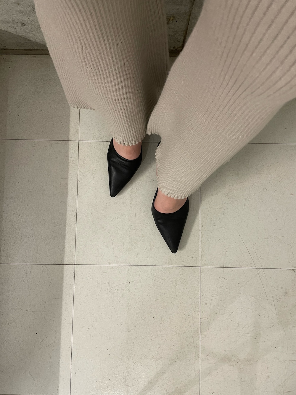 ベージュ系のニット/セーター、ベージュ系のその他パンツ、ブラック系のパンプスを着用したレディースの秋コーディネートの7枚目の写真