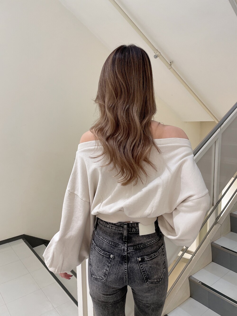 ブラック系のデニムパンツ、ブラック系のブーツ、ホワイト系のTシャツ/カットソーを着用したレディースの冬コーディネートの4枚目の写真