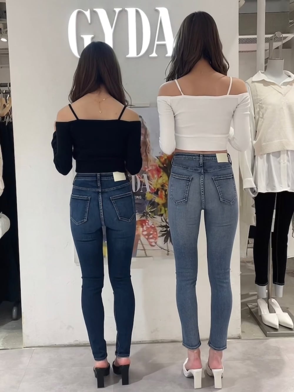 ホワイト系のTシャツ/カットソー、ブルー系のデニムパンツ、ホワイト系のパンプスを着用したレディースの春コーディネートの3枚目の写真