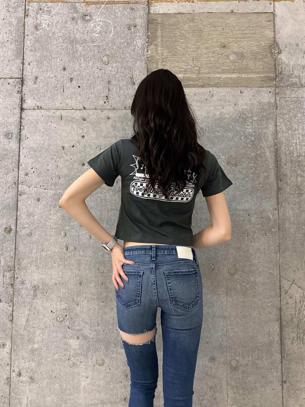 グレー系のTシャツ/カットソー、ブルー系のデニムパンツ、ブラック系のサンダルを着用したレディースの夏コーディネートの3枚目の写真