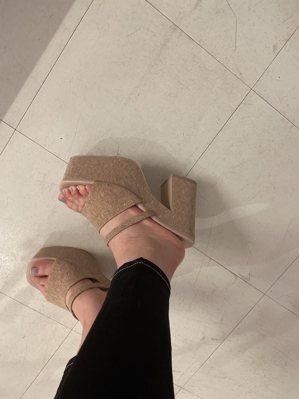 グリーン系のシャツ/ブラウス、ブラック系のデニムパンツ、ベージュ系のサンダルを着用したレディースの夏コーディネートの7枚目の写真