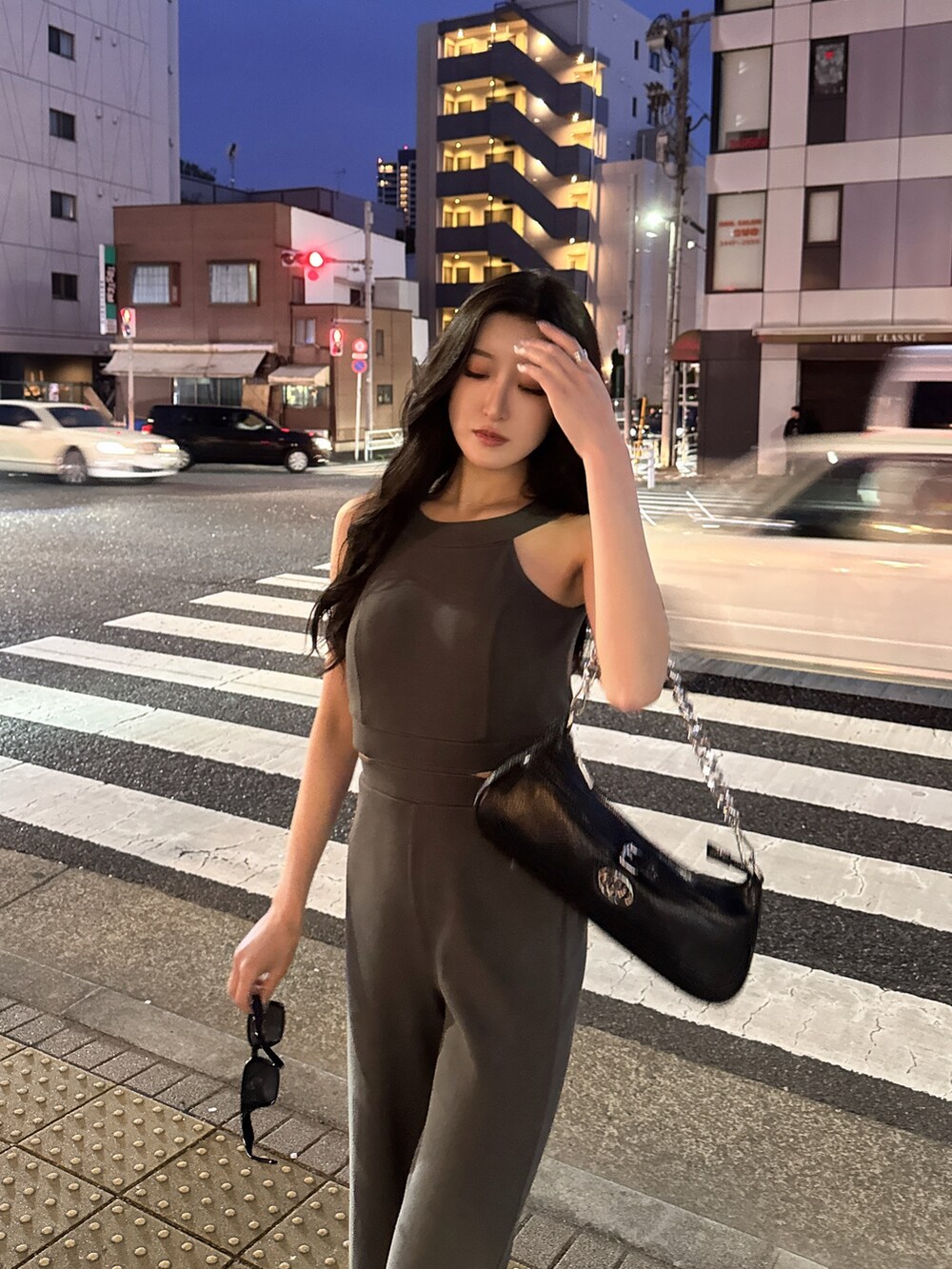 グレー系のつなぎ/オールインワン、ブラック系のサンダル、ブラック系のハンドバッグを着用したレディースの春コーディネートの4枚目の写真