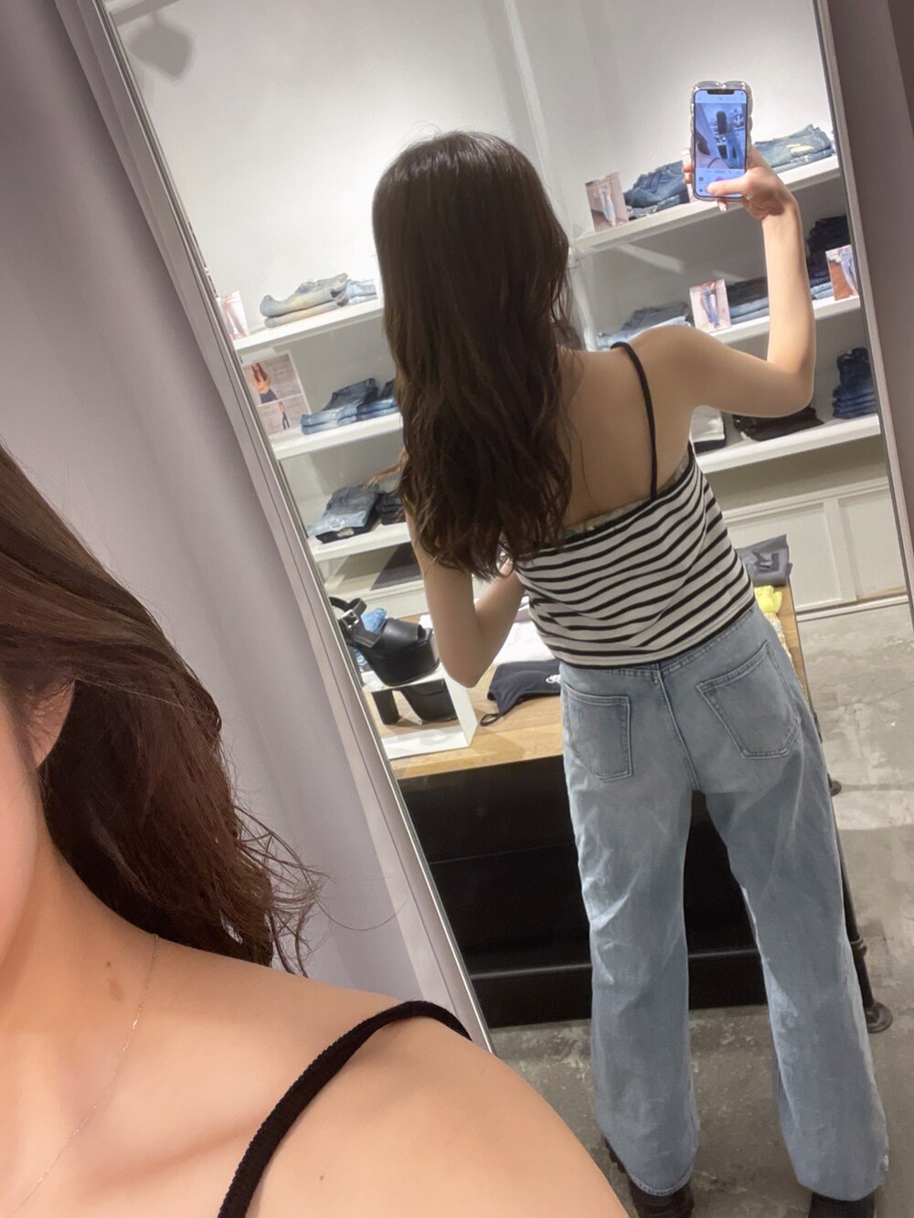 その他のキャミソール、ブルー系のデニムパンツ、ブラック系のサンダルを着用したレディースの春コーディネートの2枚目の写真