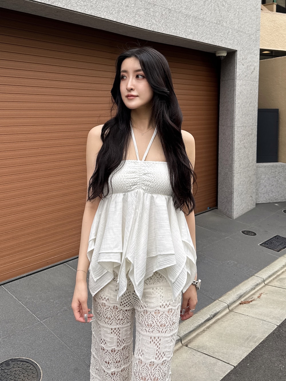 ホワイト系のキャミソール、ホワイト系のその他パンツ、ホワイト系のサンダルを着用したレディースの夏コーディネートの4枚目の写真