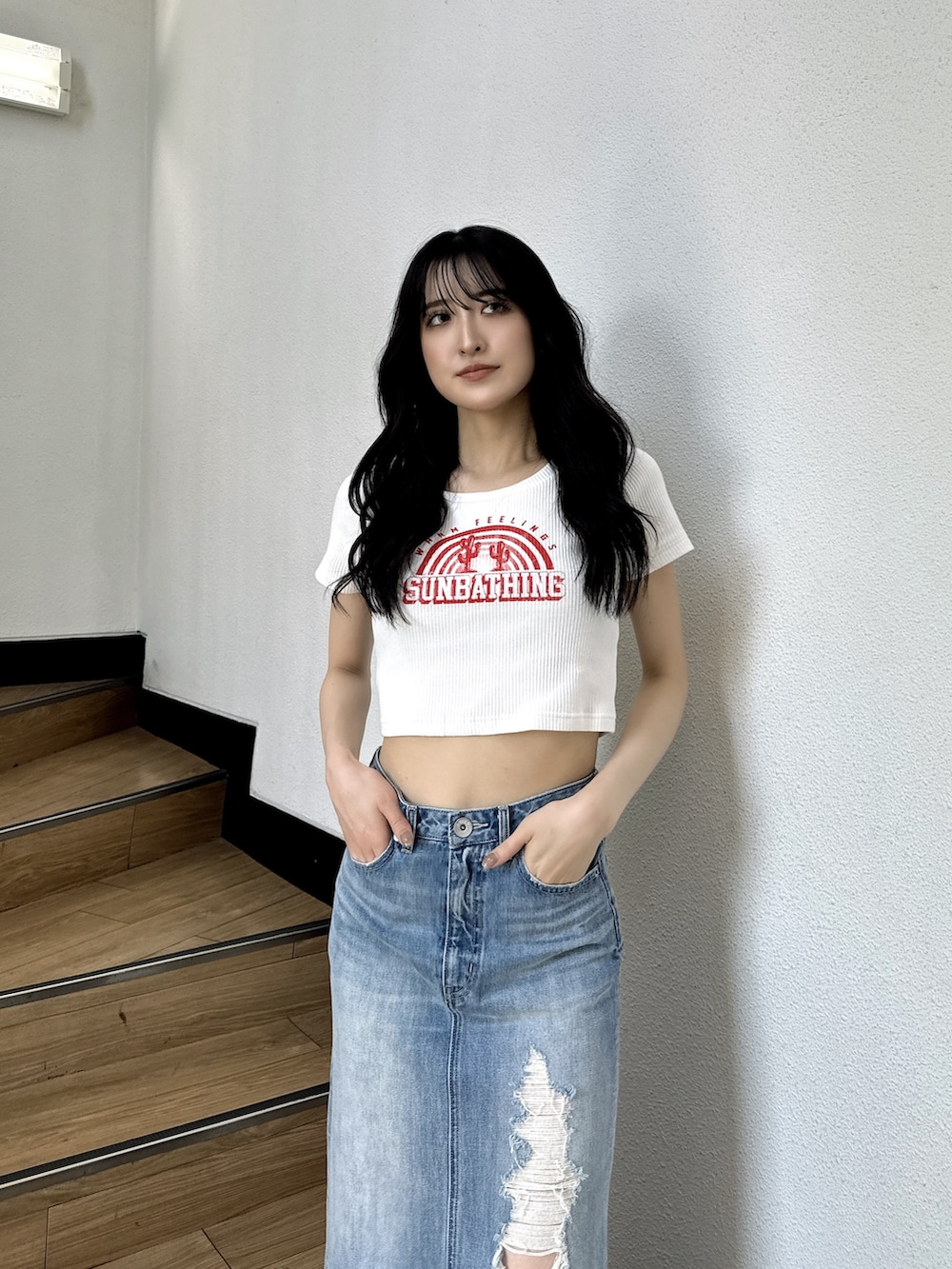 ホワイト系のTシャツ/カットソー、ブルー系のデニムスカート、ホワイト系のサンダルを着用したレディースの夏コーディネートの2枚目の写真