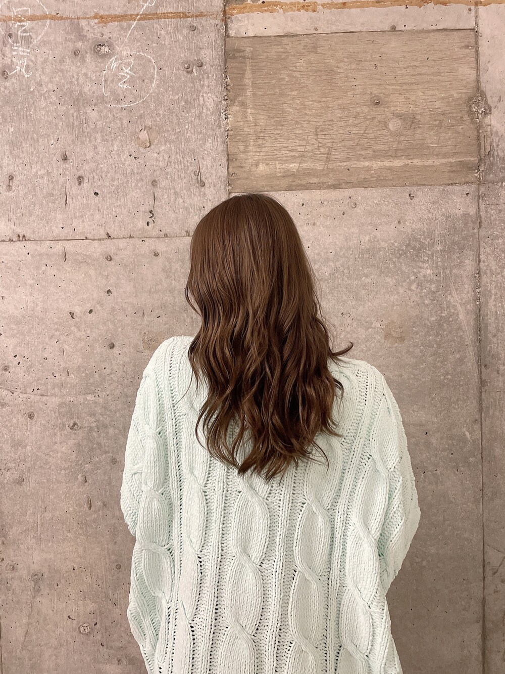 グリーン系のカーディガン/ボレロ、ホワイト系のTシャツ/カットソー、ブルー系のデニムスカートを着用したレディースの冬コーディネートの4枚目の写真