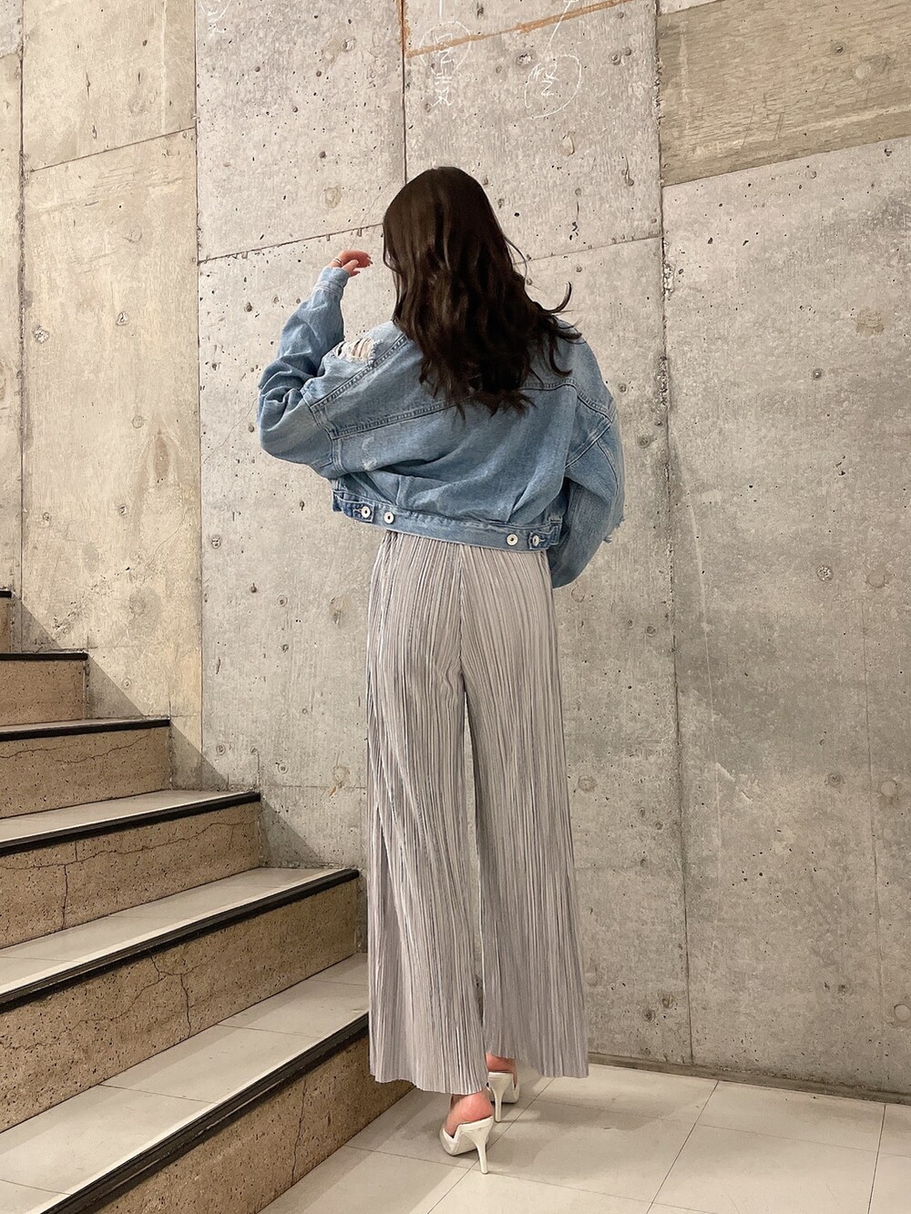 グレー系のキャミソール、ブルー系のデニムジャケット、グレー系のその他パンツを着用したレディースの春コーディネートの2枚目の写真