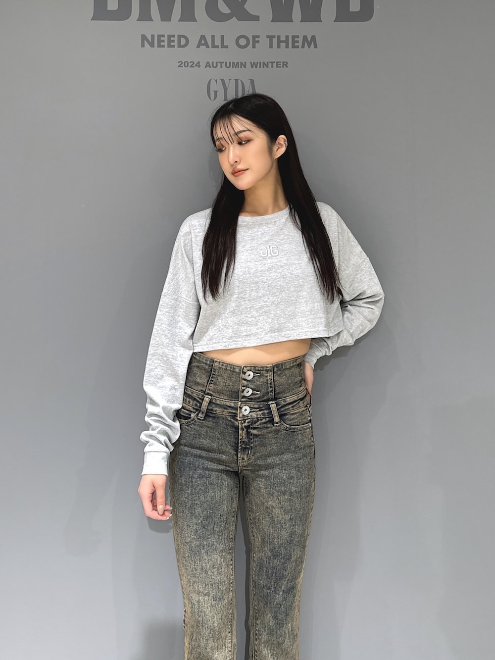 グレー系のTシャツ/カットソー、ブルー系のデニムパンツ、ブラック系のブーツを着用したレディースの秋コーディネートの3枚目の写真