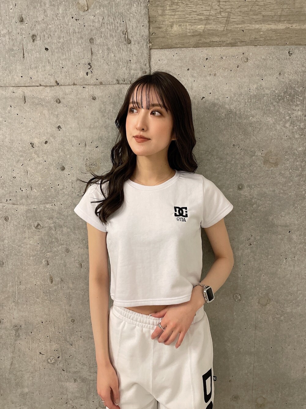 ホワイト系のTシャツ/カットソー、ホワイト系のスウェットパンツ、ブラック系のパンプスを着用したレディースの春コーディネートの2枚目の写真