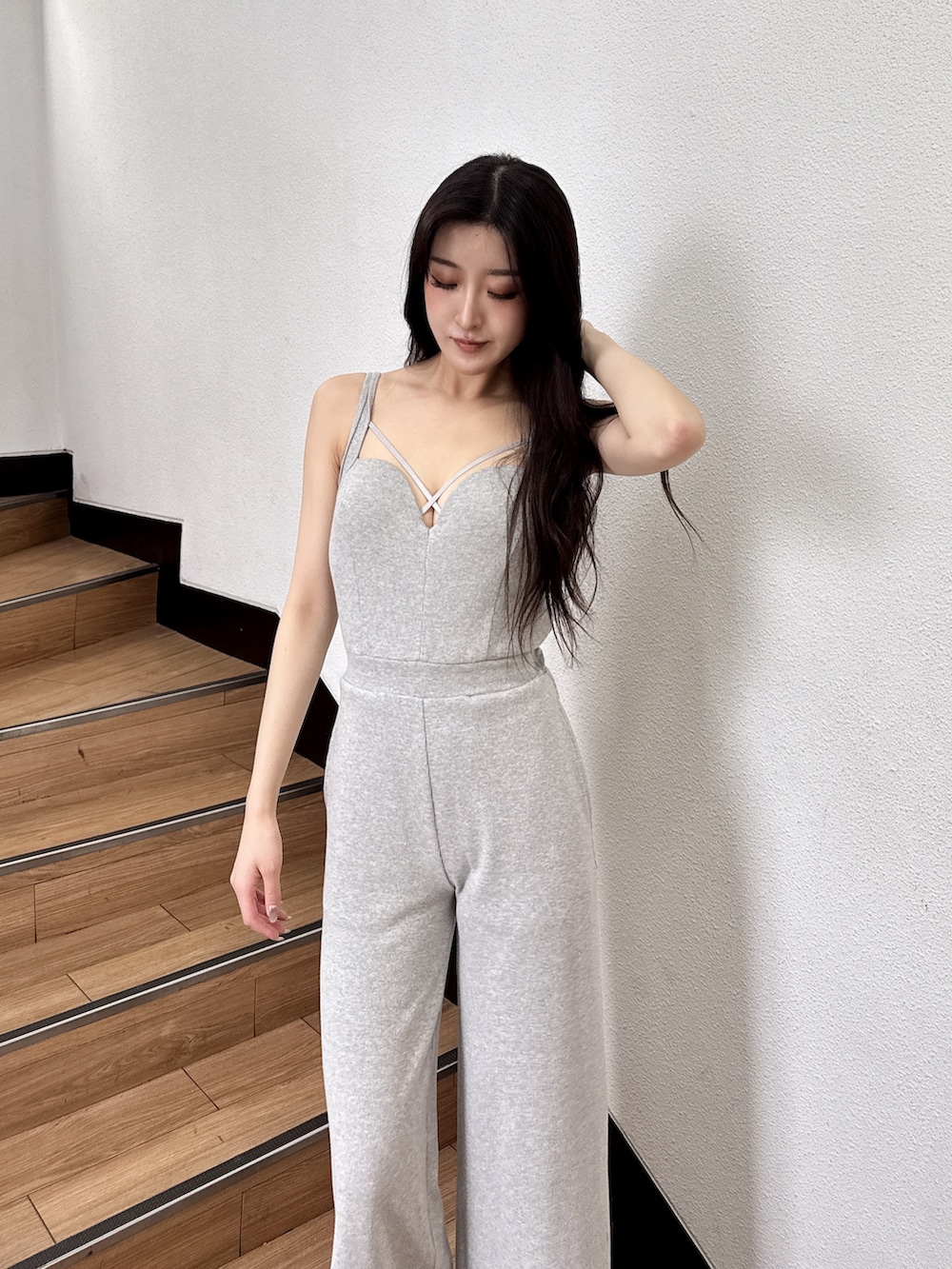 グレー系のつなぎ/オールインワン、ホワイト系のパンプスを着用したレディースの夏コーディネートの4枚目の写真