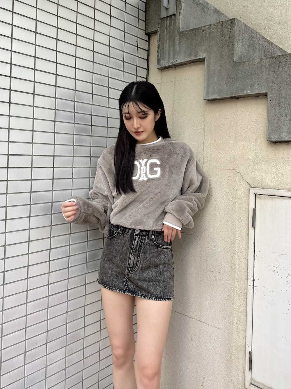 ベージュ系のTシャツ/カットソー、ブラック系のブーツを着用したレディースの秋コーディネートの3枚目の写真