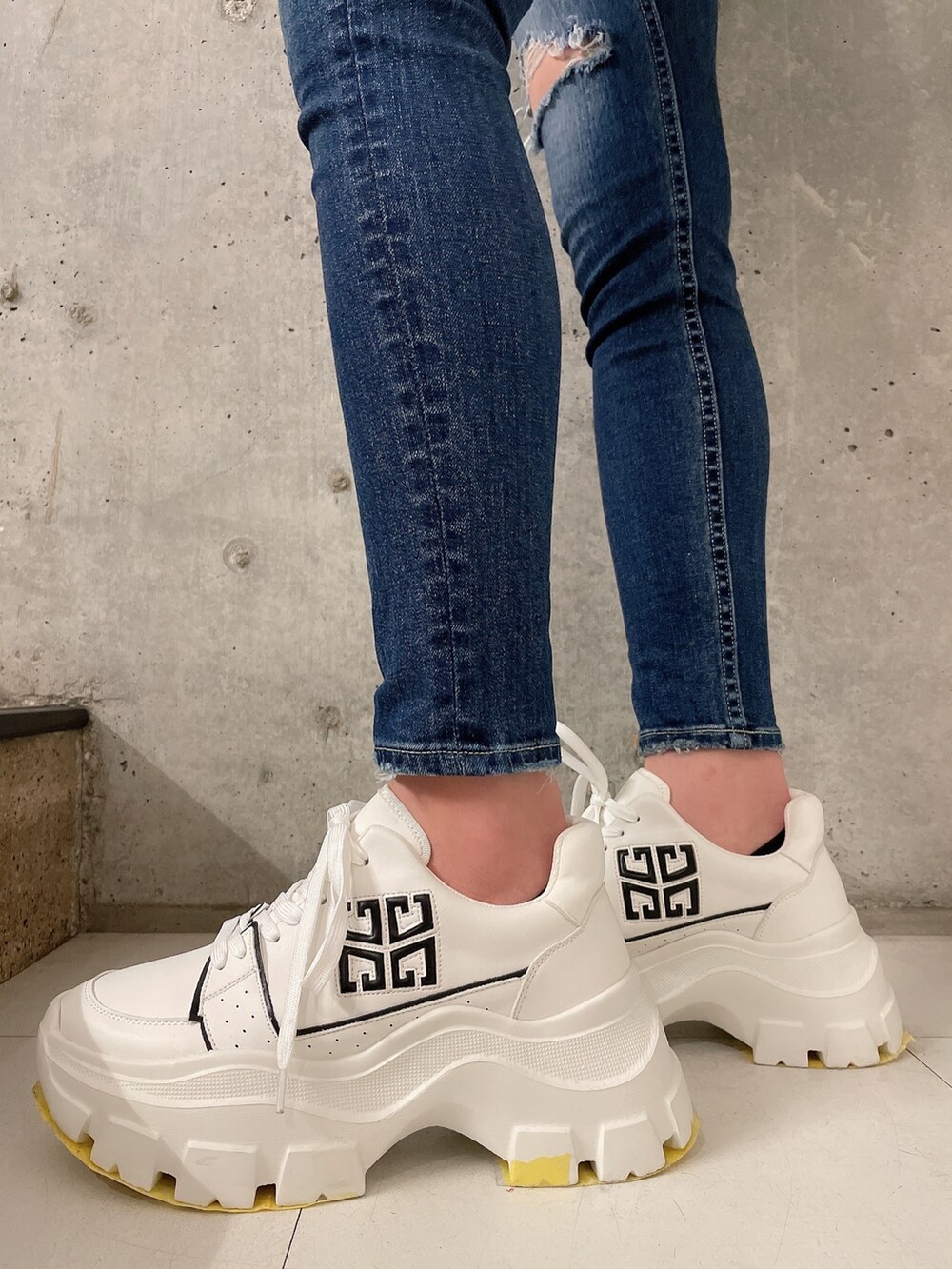 ホワイト系のスウェット、ブルー系のデニムパンツ、ホワイト系のスニーカーを着用したレディースの冬コーディネートの7枚目の写真