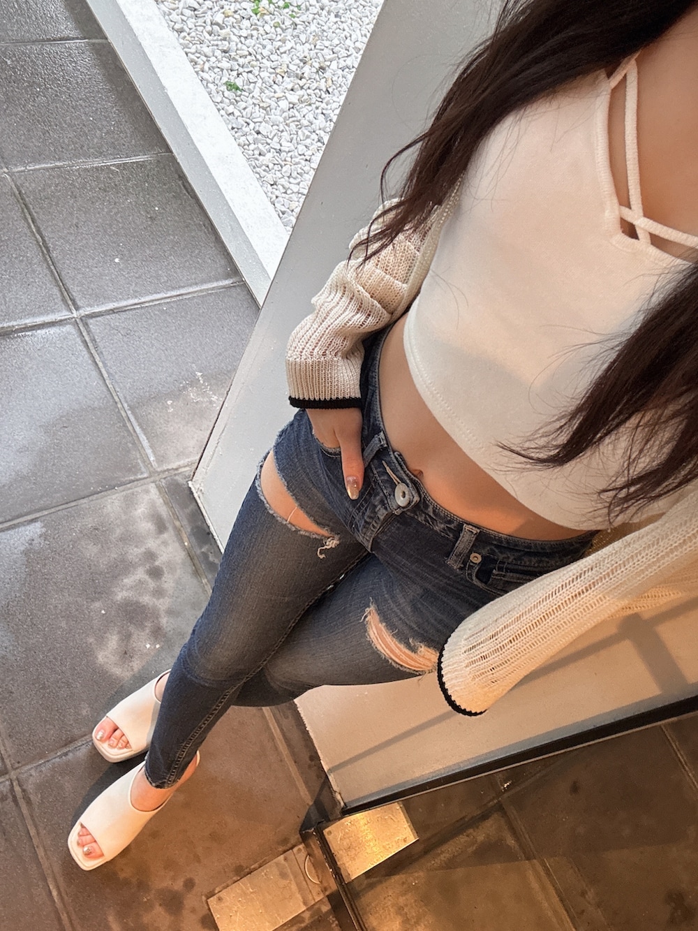 ブラック系のカーディガン/ボレロ、ホワイト系のキャミソール、ホワイト系のサンダルを着用したレディースの夏コーディネートの7枚目の写真