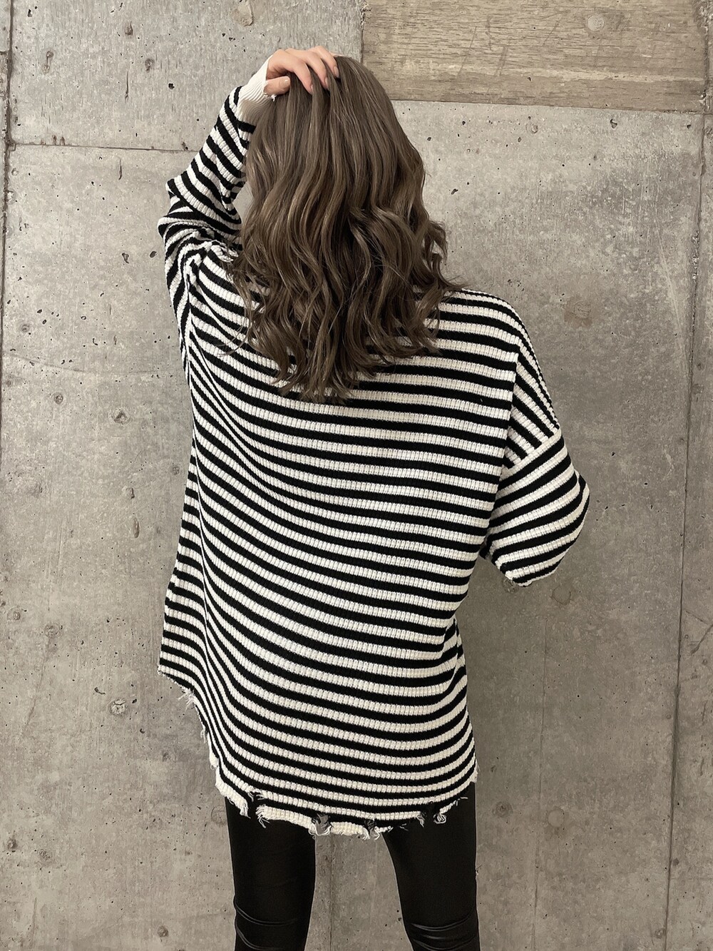 その他のニット/セーター、ブラック系のパンプス、ブラック系のレギンス/スパッツを着用したレディースの夏コーディネートの4枚目の写真