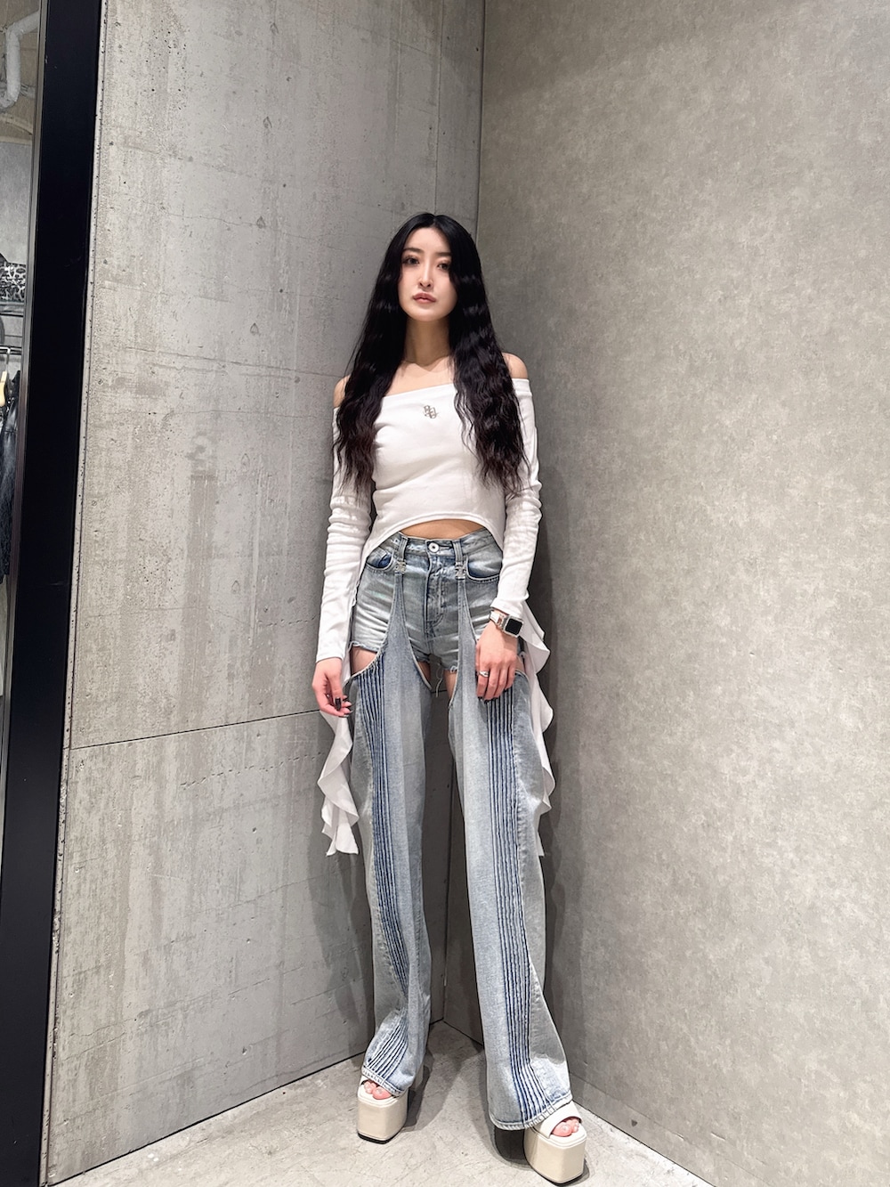 ホワイト系のTシャツ/カットソー、ブルー系のデニムパンツ、ホワイト系のサンダルを着用したレディースの春コーディネートの4枚目の写真