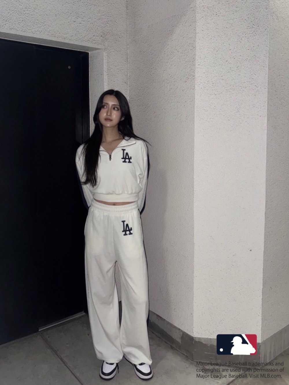 ホワイト系のその他パンツ、ホワイト系のTシャツ/カットソーを着用したレディースの冬コーディネートの3枚目の写真