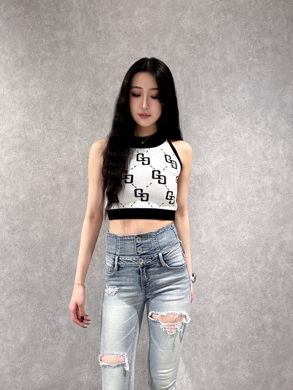 ホワイト系のニット/セーター、ブルー系のデニムパンツ、ホワイト系のサンダルを着用したレディースの春コーディネートの3枚目の写真