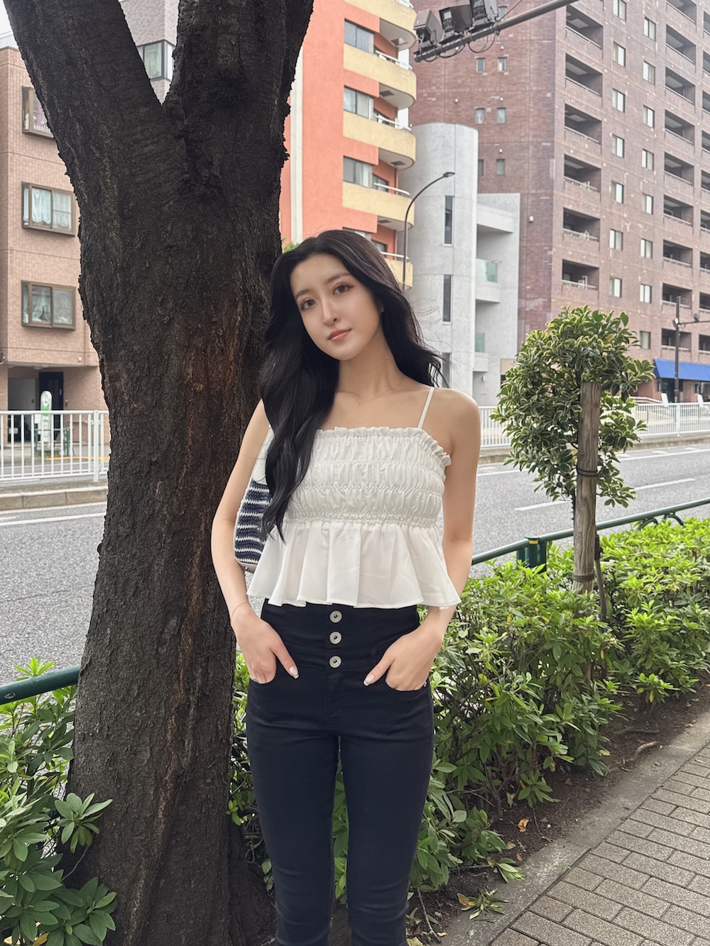 ホワイト系のシャツ/ブラウス、ブラック系のデニムパンツ、ベージュ系のサンダルを着用したレディースの夏コーディネートの2枚目の写真