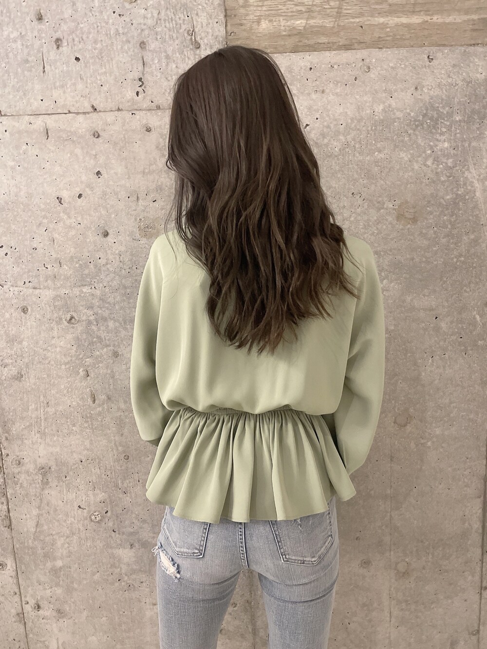 グリーン系のシャツ/ブラウス、ブルー系のデニムパンツ、ホワイト系のパンプスを着用したレディースの春コーディネートの4枚目の写真