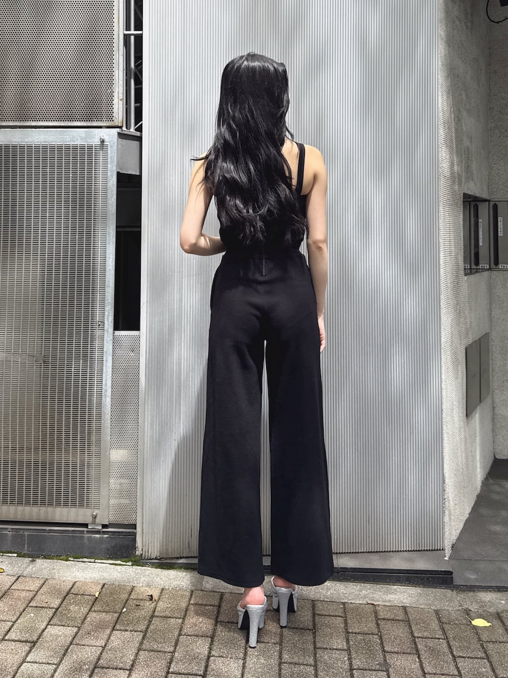 ブラック系のつなぎ/オールインワン、シルバー系のパンプスを着用したレディースの夏コーディネートの3枚目の写真