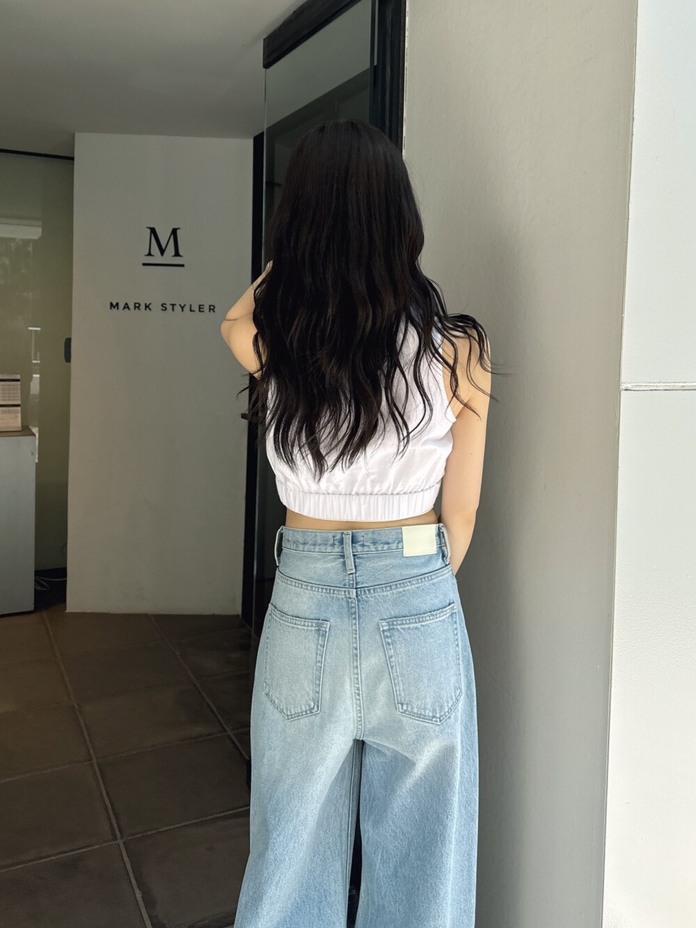 ホワイト系のシャツ/ブラウス、ブルー系のデニムパンツ、ホワイト系のサンダルを着用したレディースの夏コーディネートの4枚目の写真