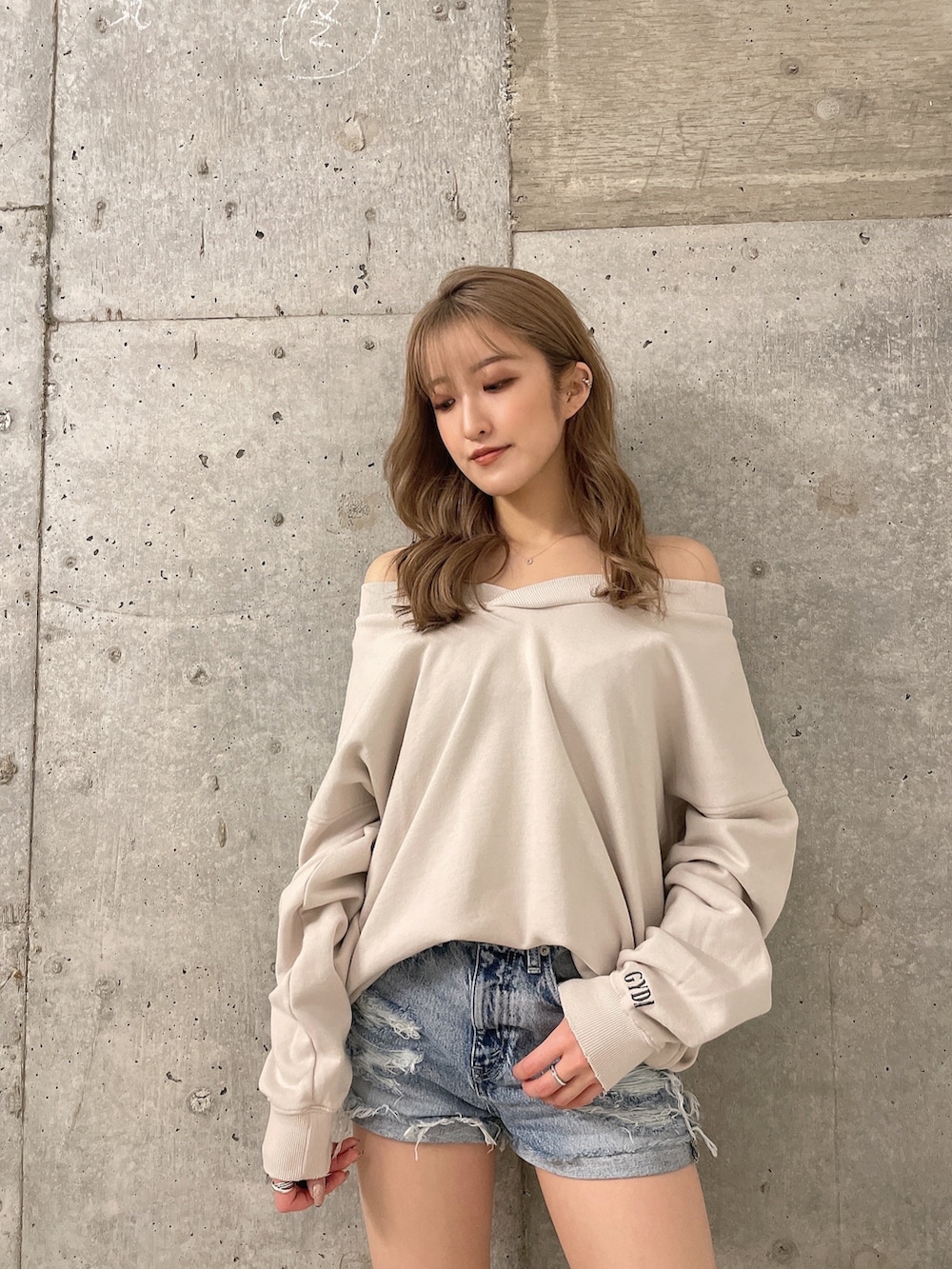 maiさんの「SUNGLASSES BUNNY Vネック スウェット トップス（GYDA）」を使ったコーディネートの5枚目の写真