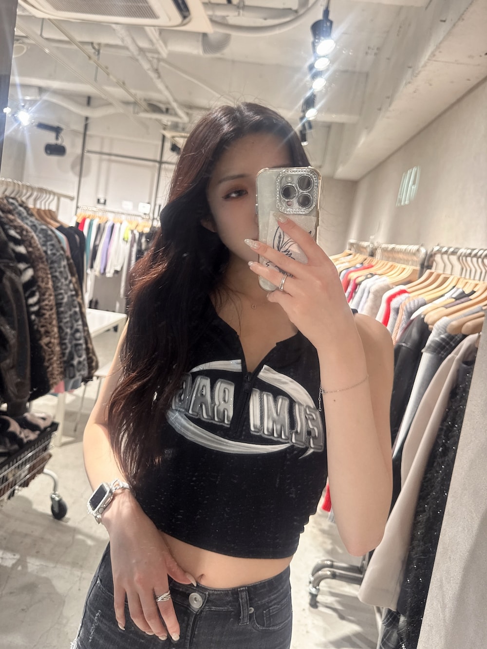 ブラック系のTシャツ/カットソー、ブラック系のデニムパンツ、ブラック系のサンダルを着用したレディースの夏コーディネートの3枚目の写真