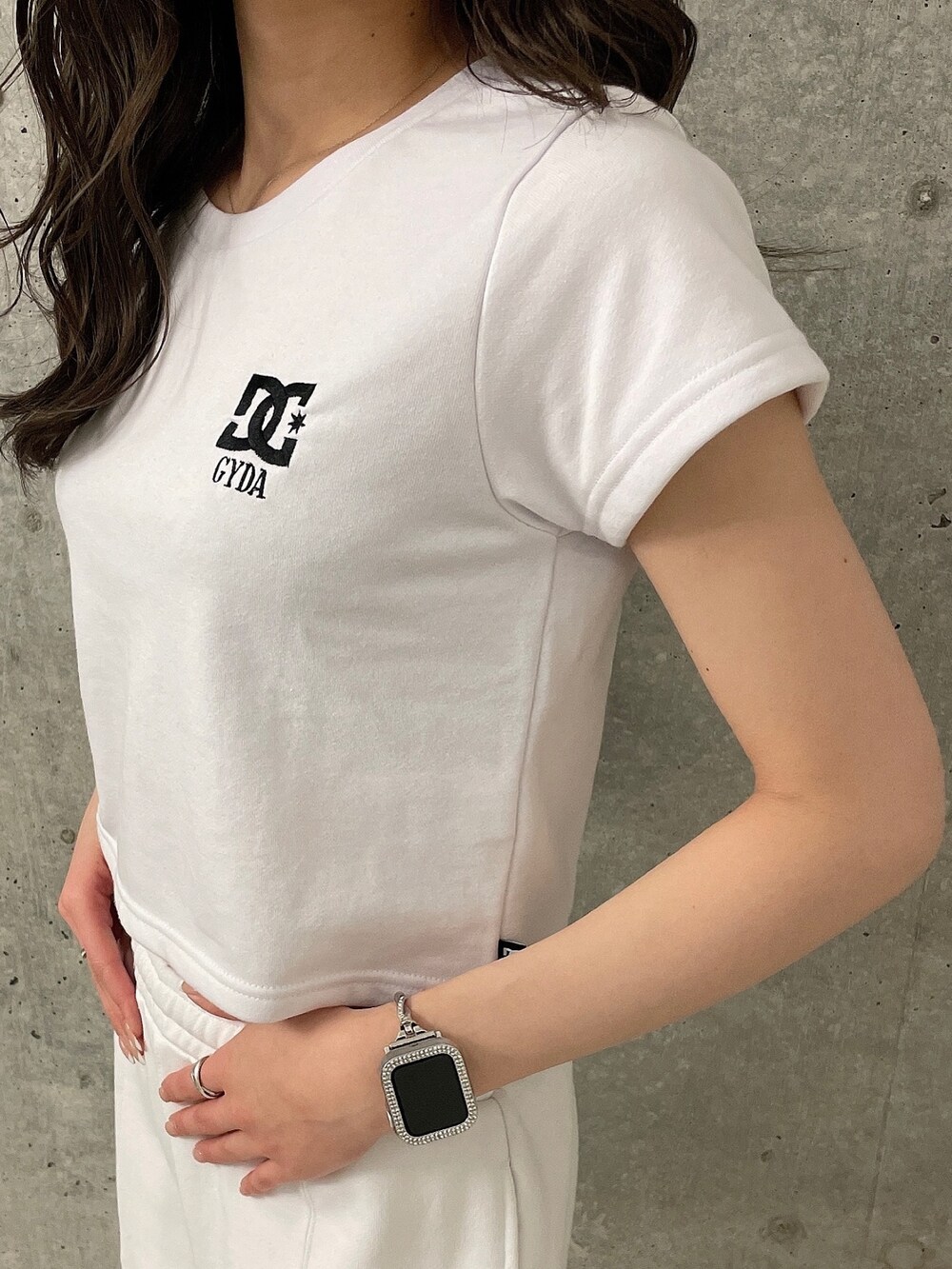 ホワイト系のTシャツ/カットソー、ホワイト系のスウェットパンツ、ブラック系のパンプスを着用したレディースの春コーディネートの6枚目の写真