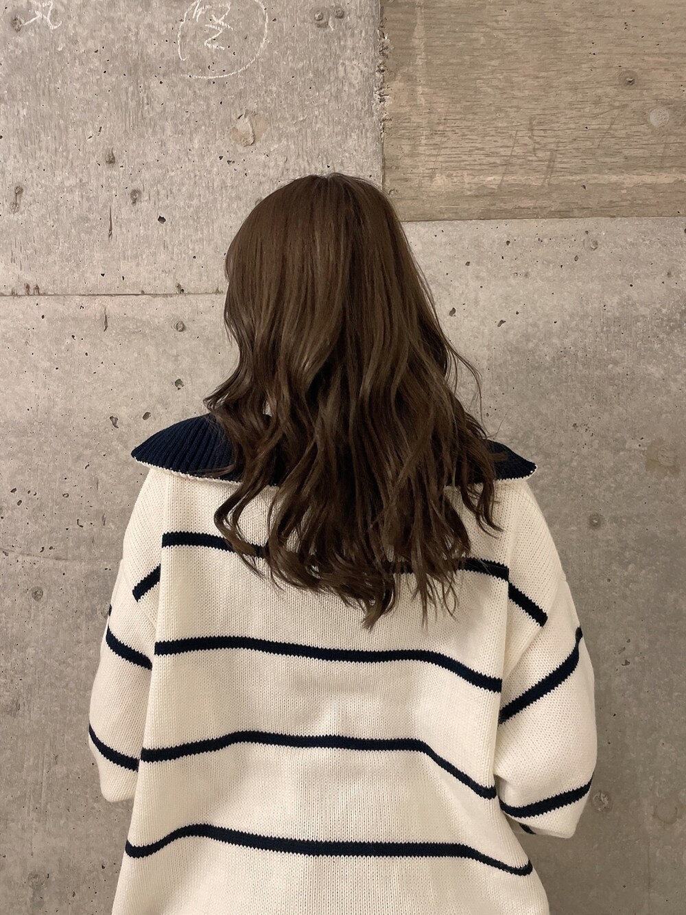 その他のニット/セーター、ブルー系のデニムスカート、ブラック系のブーツを着用したレディースの冬コーディネートの4枚目の写真