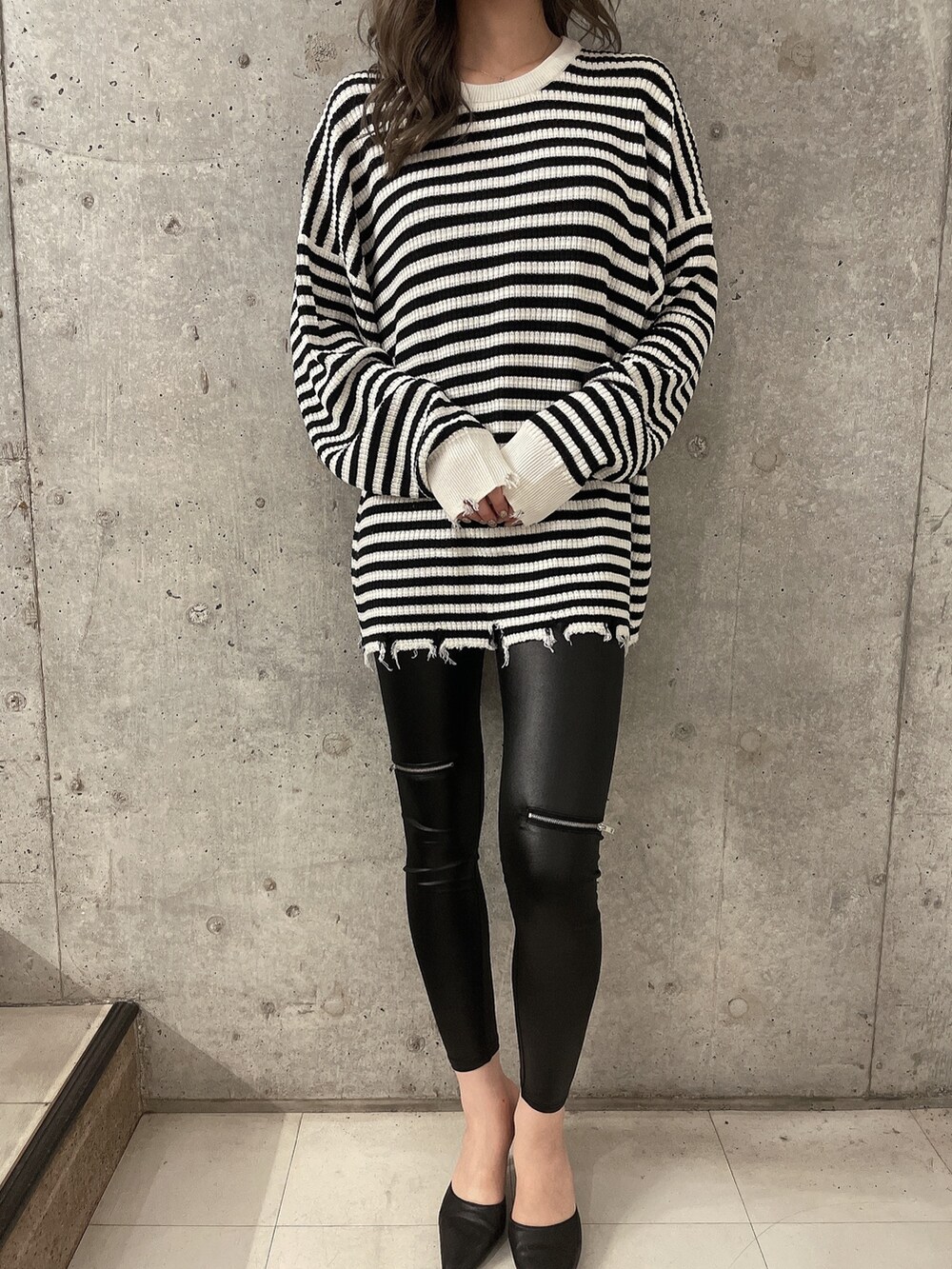 その他のニット/セーター、ブラック系のパンプス、ブラック系のレギンス/スパッツを着用したレディースの夏コーディネートの5枚目の写真