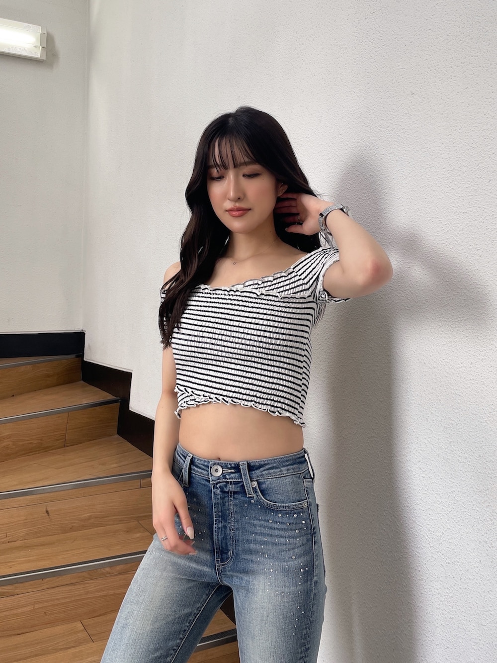 その他のTシャツ/カットソー、ブルー系のデニムパンツ、ホワイト系のサンダルを着用したレディースの春コーディネートの3枚目の写真