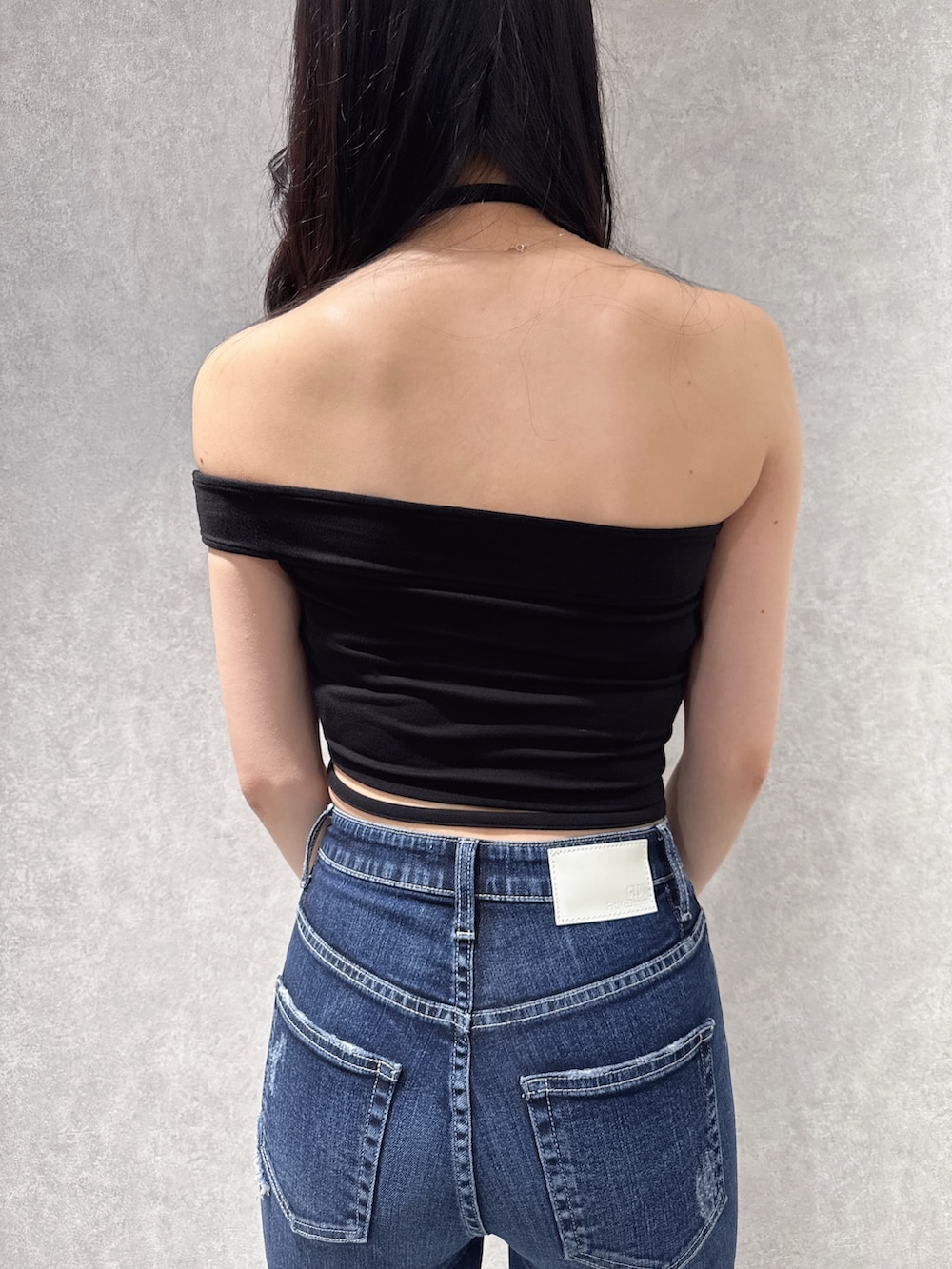 グレー系のシャツ/ブラウス、ブラック系のTシャツ/カットソー、ブルー系のデニムパンツを着用したレディースの夏コーディネートの8枚目の写真