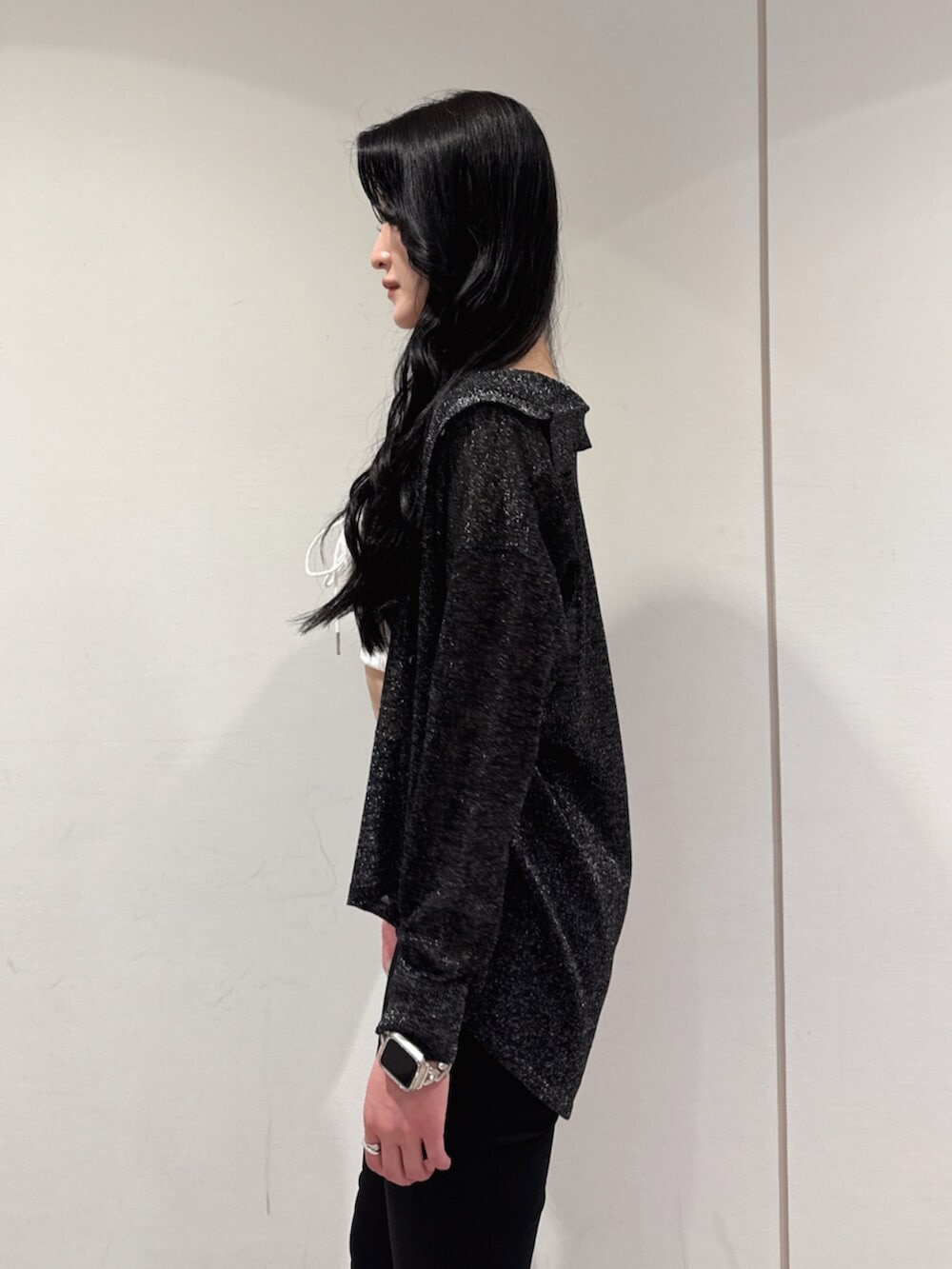 ブラック系のデニムパンツ、ブラック系のサンダル、ブラック系のシャツ/ブラウスを着用したレディースの夏コーディネートの5枚目の写真