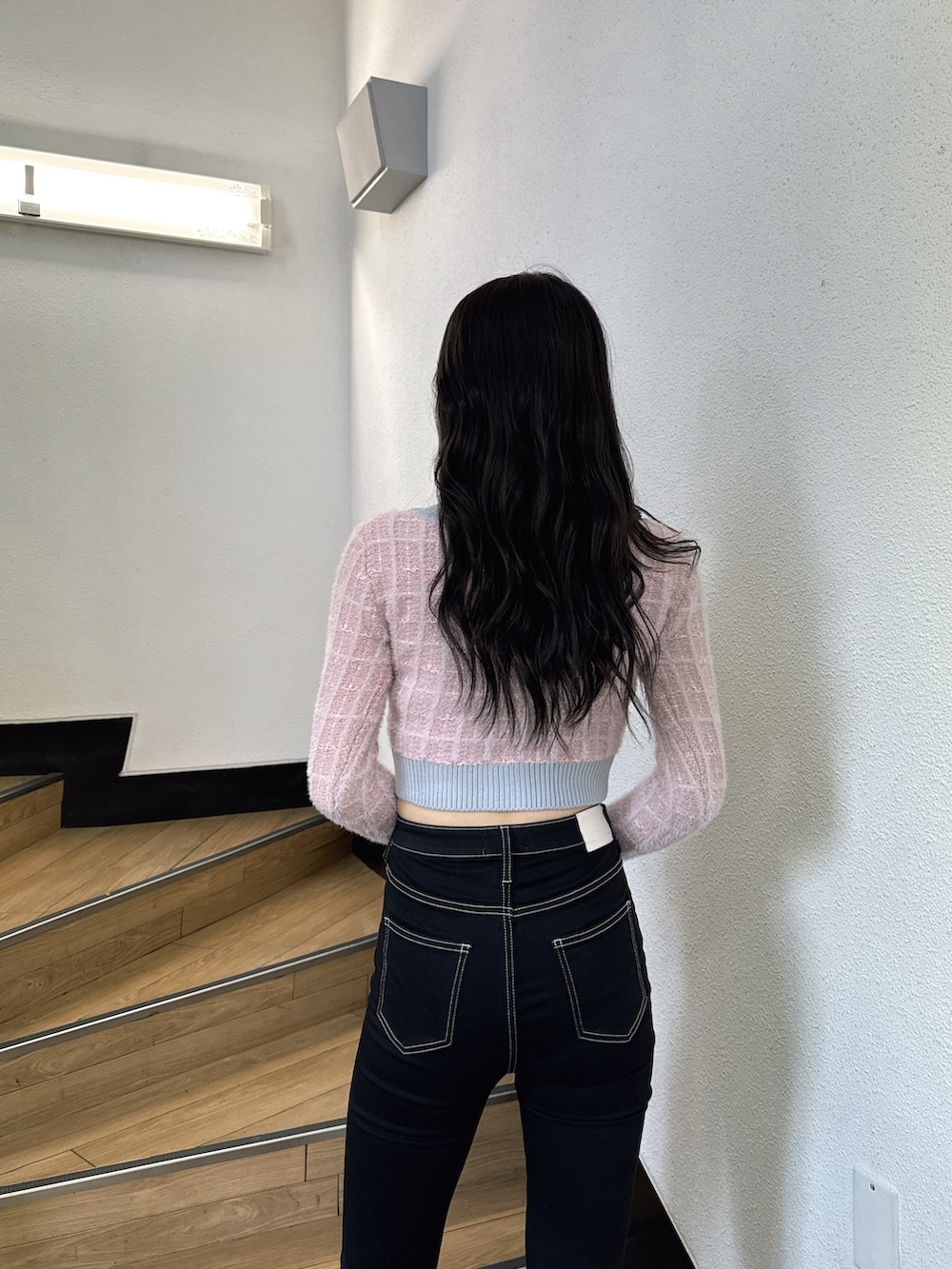ピンク系のカーディガン/ボレロ、ブラック系のデニムパンツ、ブラック系のブーツを着用したレディースの夏コーディネートの4枚目の写真