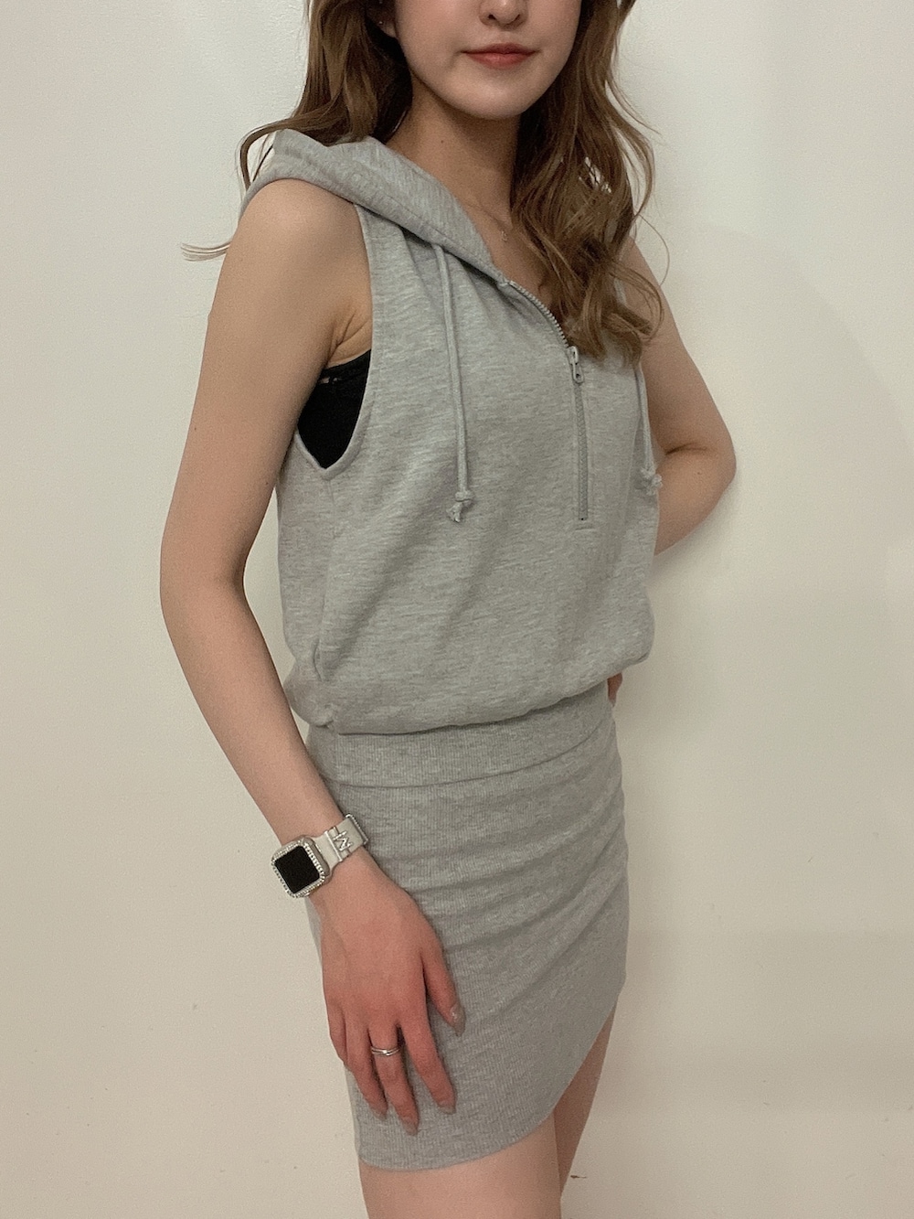 グレー系のワンピース、ブラック系のサンダル、ブラック系のキャミソールを着用したレディースの春コーディネートの5枚目の写真