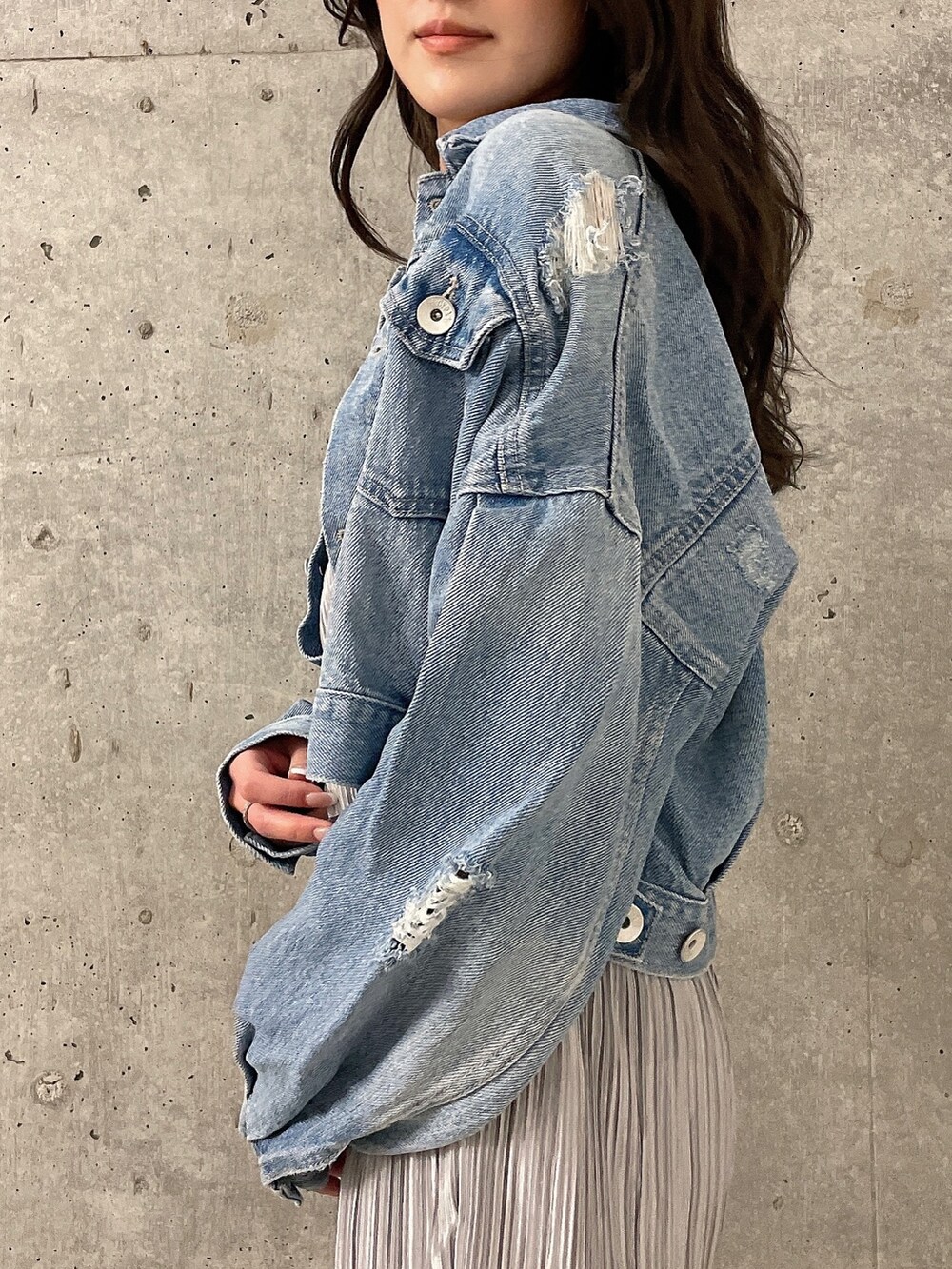 グレー系のキャミソール、ブルー系のデニムジャケット、グレー系のその他パンツを着用したレディースの春コーディネートの6枚目の写真