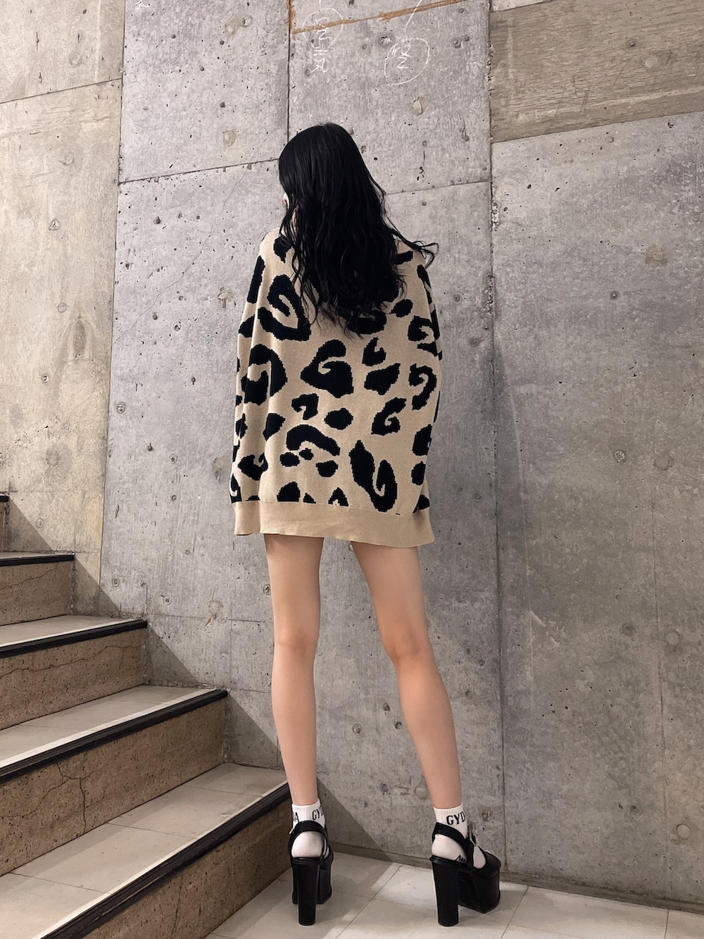 ブルー系のデニムパンツ、ホワイト系のキャミソール、ベージュ系のカーディガン/ボレロを着用したレディースの夏コーディネートの2枚目の写真