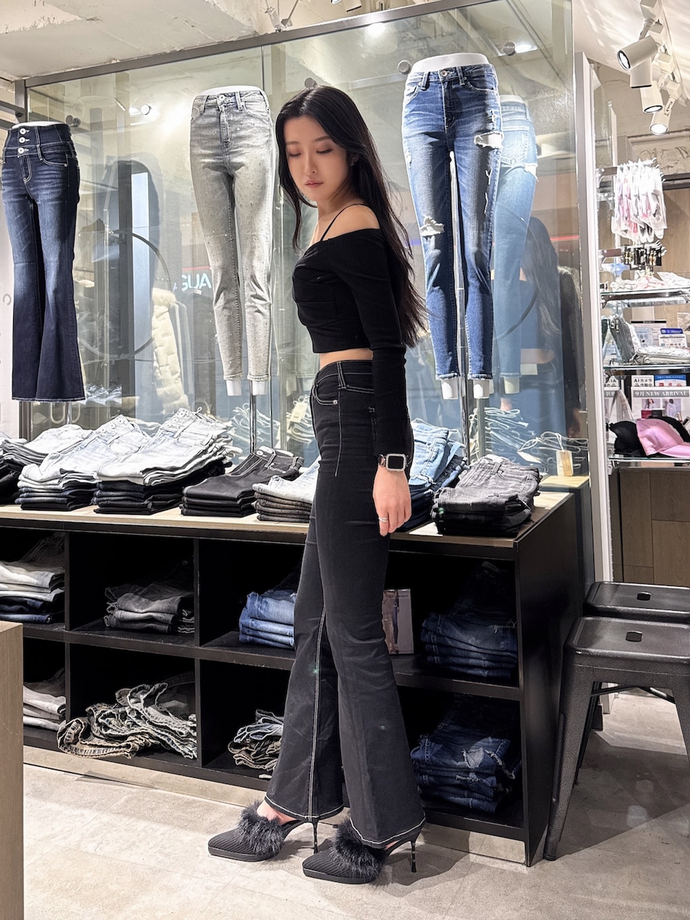 ブラック系のTシャツ/カットソー、ブラック系のデニムパンツ、ブラック系のパンプスを着用したレディースの秋コーディネートの2枚目の写真