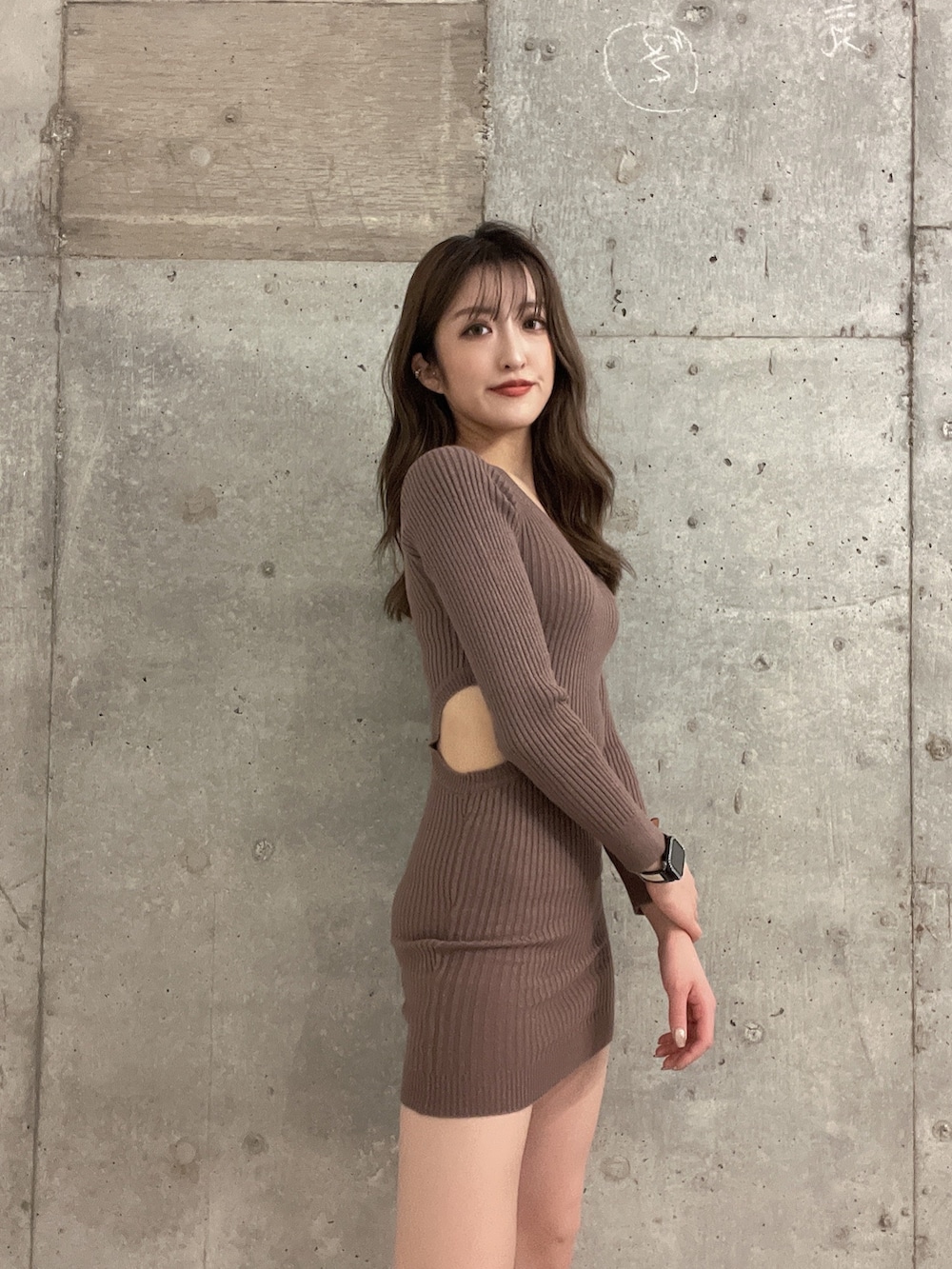 ベージュ系のワンピース、ブラック系のブーツを着用したレディースの冬コーディネートの4枚目の写真