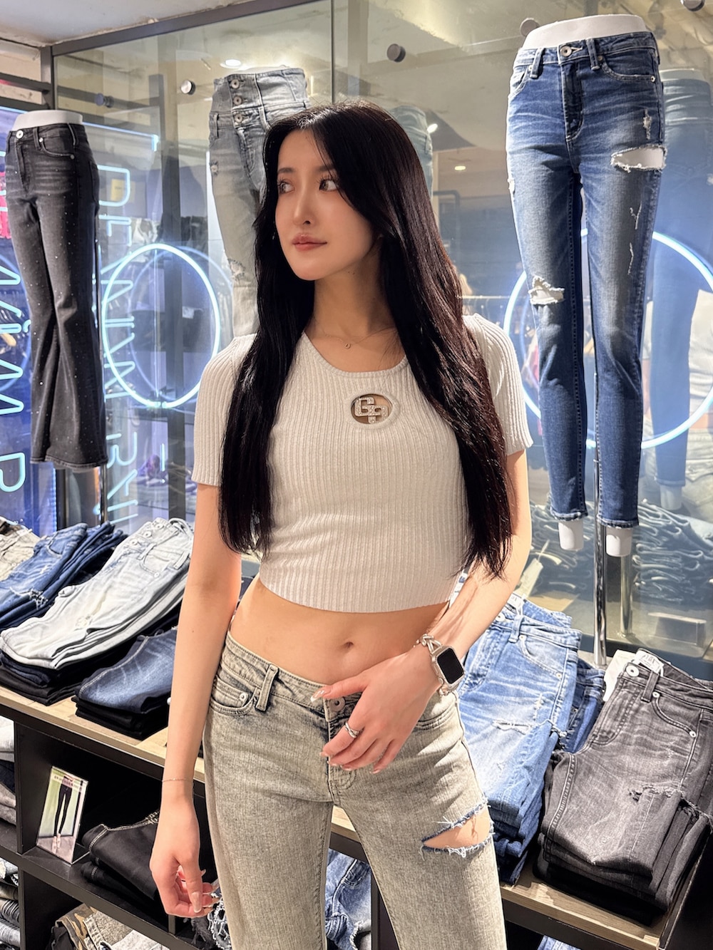 ホワイト系のTシャツ/カットソー、ブルー系のデニムパンツ、ホワイト系のサンダルを着用したレディースの夏コーディネートの4枚目の写真