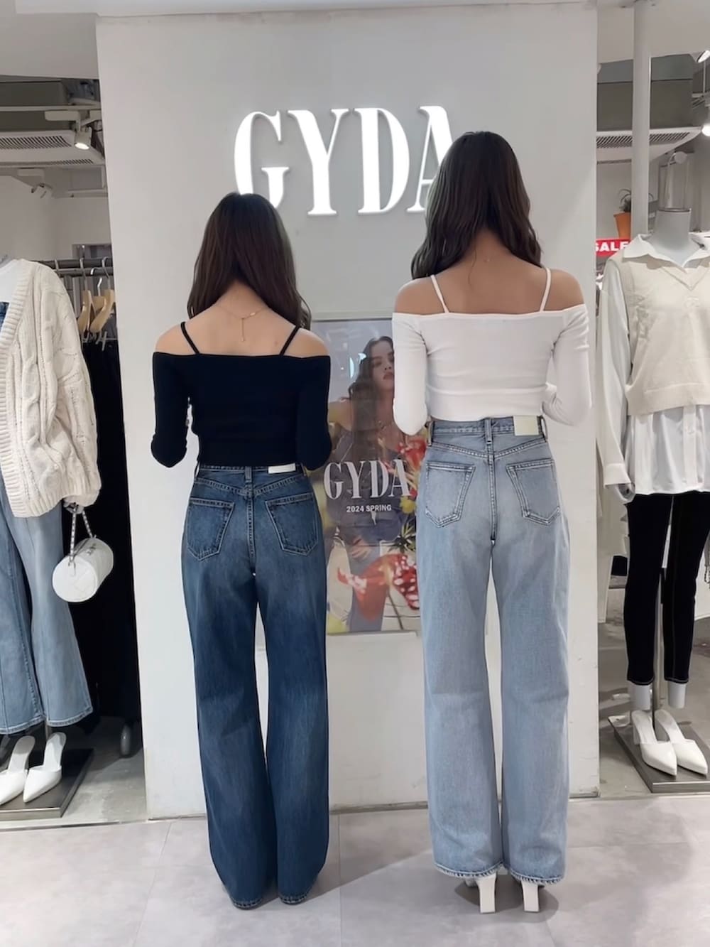 ブルー系のデニムパンツ、ホワイト系のTシャツ/カットソー、ホワイト系のパンプスを着用したレディースの春コーディネートの3枚目の写真