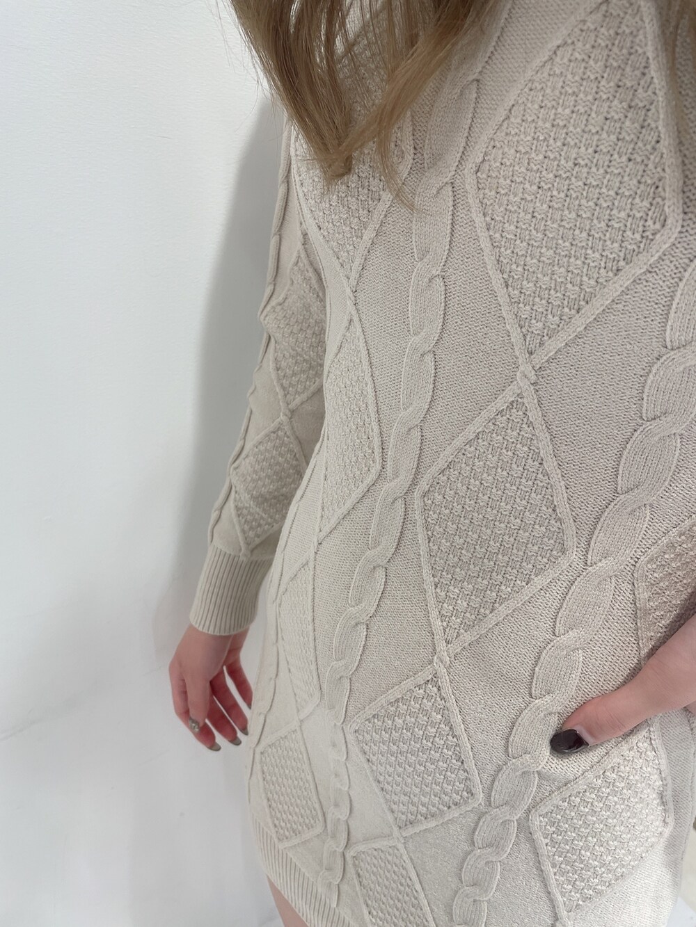 ブラック系のブーツ、ホワイト系のワンピースを着用したレディースの冬コーディネートの5枚目の写真