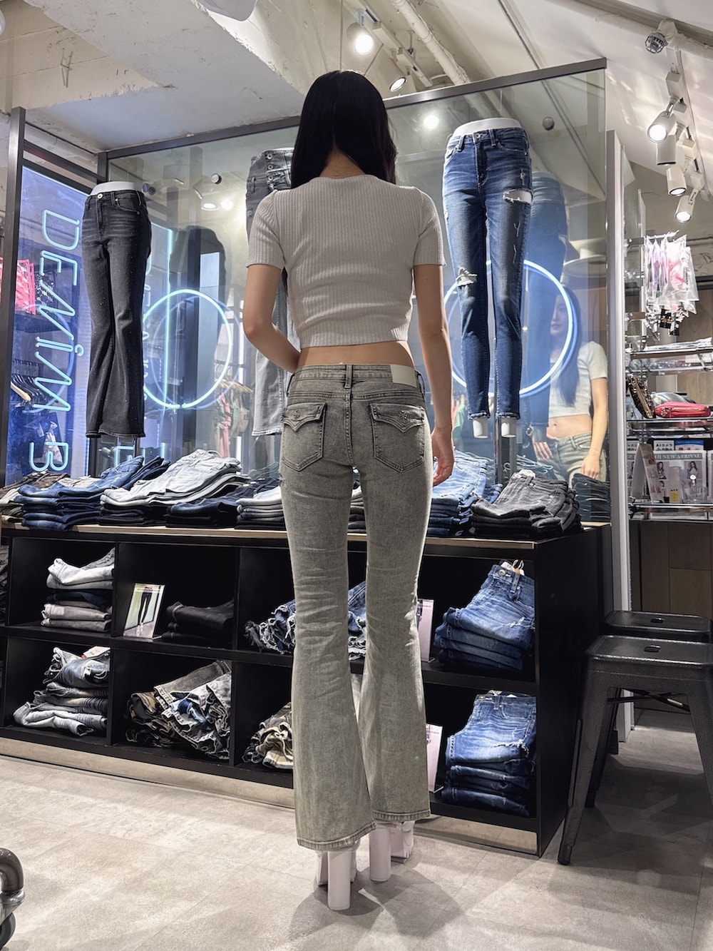 ホワイト系のTシャツ/カットソー、ブルー系のデニムパンツ、ホワイト系のサンダルを着用したレディースの夏コーディネートの3枚目の写真