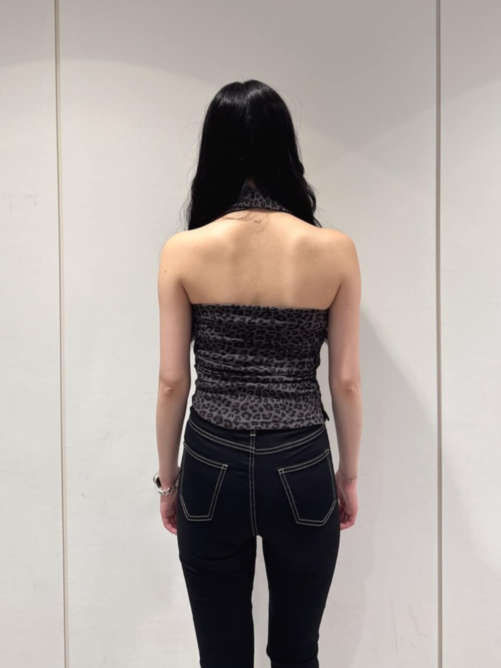 ブラック系のデニムパンツ、ブラック系のサンダル、その他のチューブトップを着用したレディースの夏コーディネートの6枚目の写真