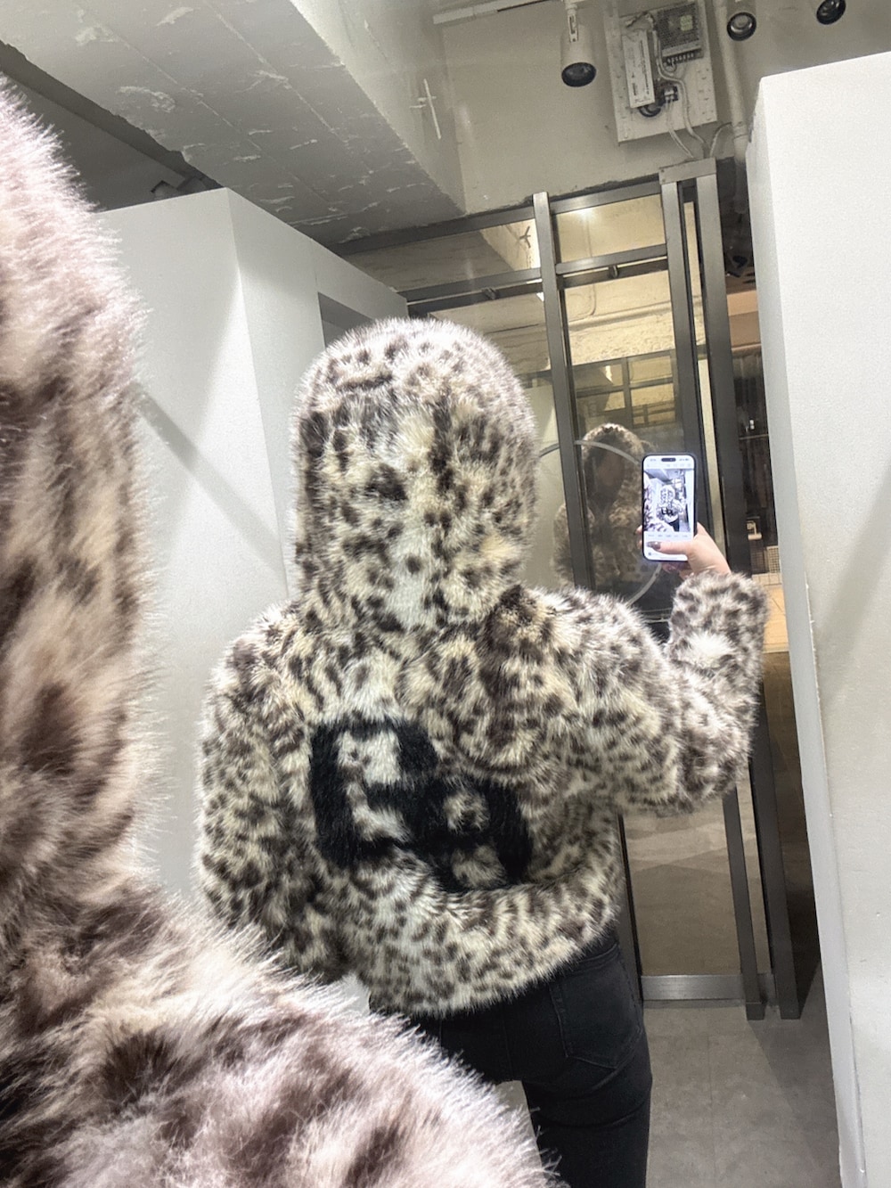 その他のブルゾン、ブラック系のデニムパンツ、ブラック系のブーツを着用したレディースの冬コーディネートの2枚目の写真