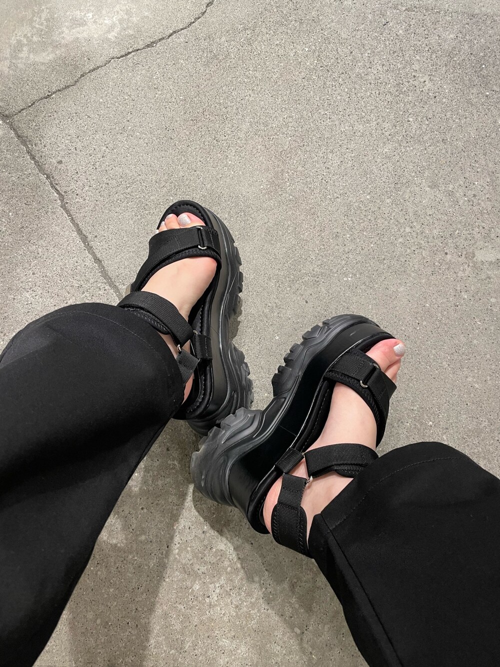 ブラック系のつなぎ/オールインワン、ブラック系のサンダルを着用したレディースの夏コーディネートの5枚目の写真