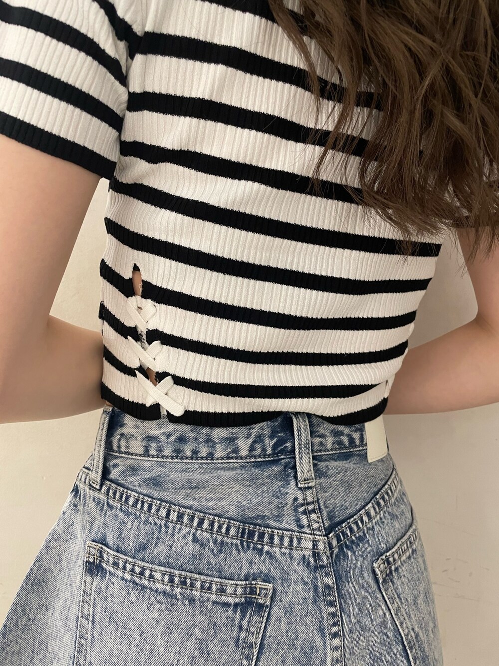 その他のニット/セーター、ブルー系のデニムパンツ、ブラック系のサンダルを着用したレディースの春コーディネートの5枚目の写真