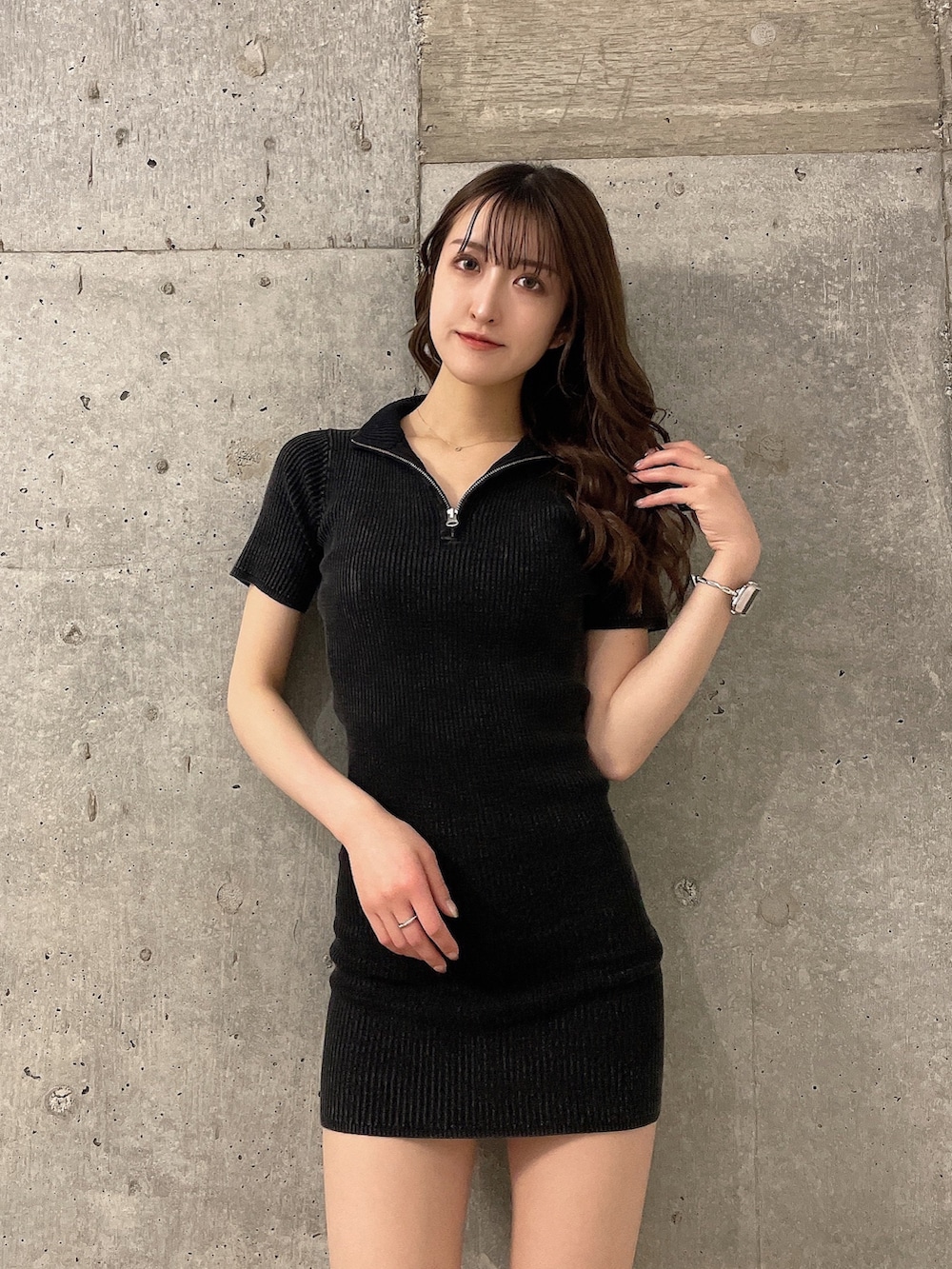 ブラック系のワンピース、ブラック系のサンダル、ホワイト系のソックス/靴下を着用したレディースの春コーディネートの2枚目の写真