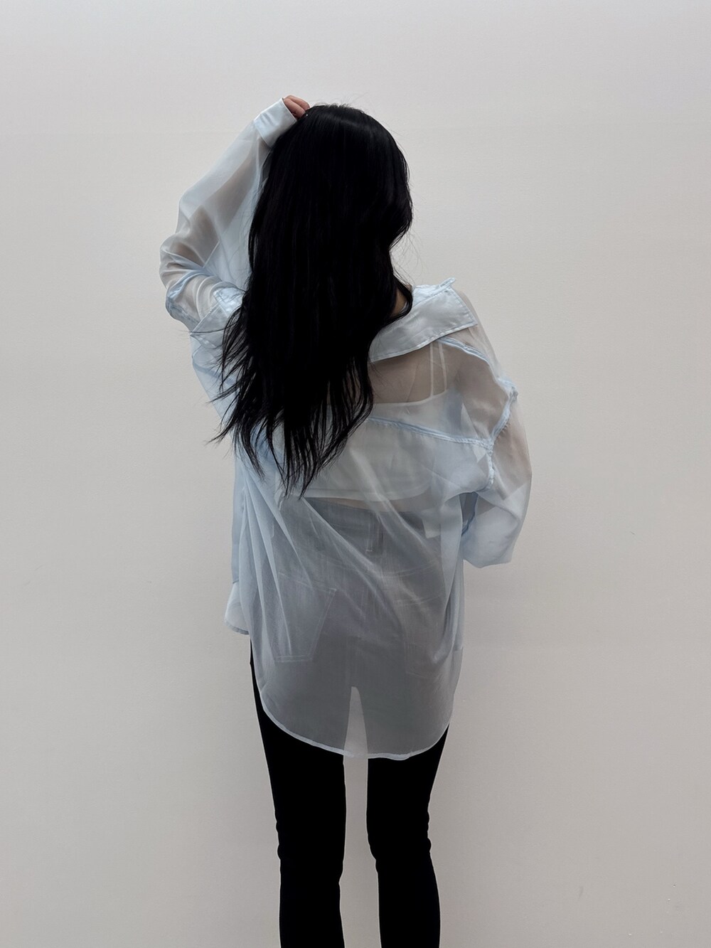 ブルー系のシャツ/ブラウス、ホワイト系のキャミソール、ブラック系のデニムパンツを着用したレディースの春コーディネートの4枚目の写真