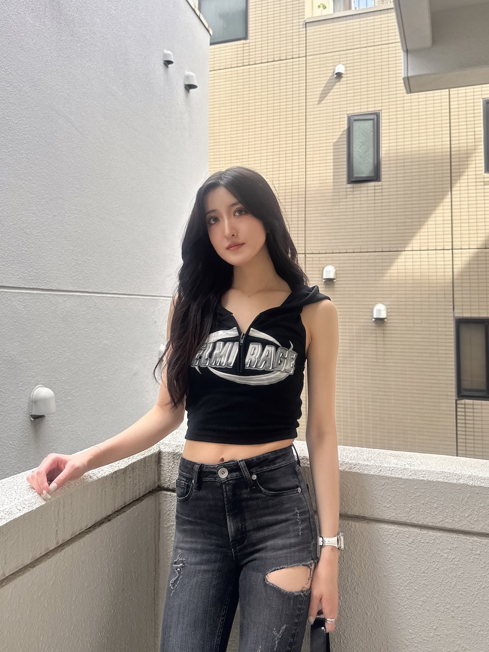 ブラック系のTシャツ/カットソー、ブラック系のデニムパンツ、ブラック系のサンダルを着用したレディースの夏コーディネートの2枚目の写真